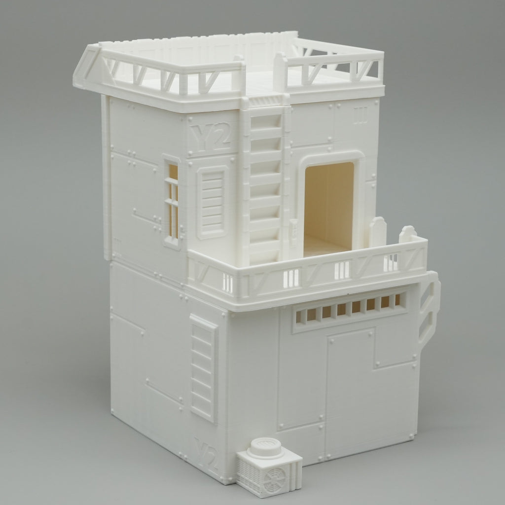 Weißes zweistöckiges Modellhaus mit Dachterrasse, Treppe und Geländer.