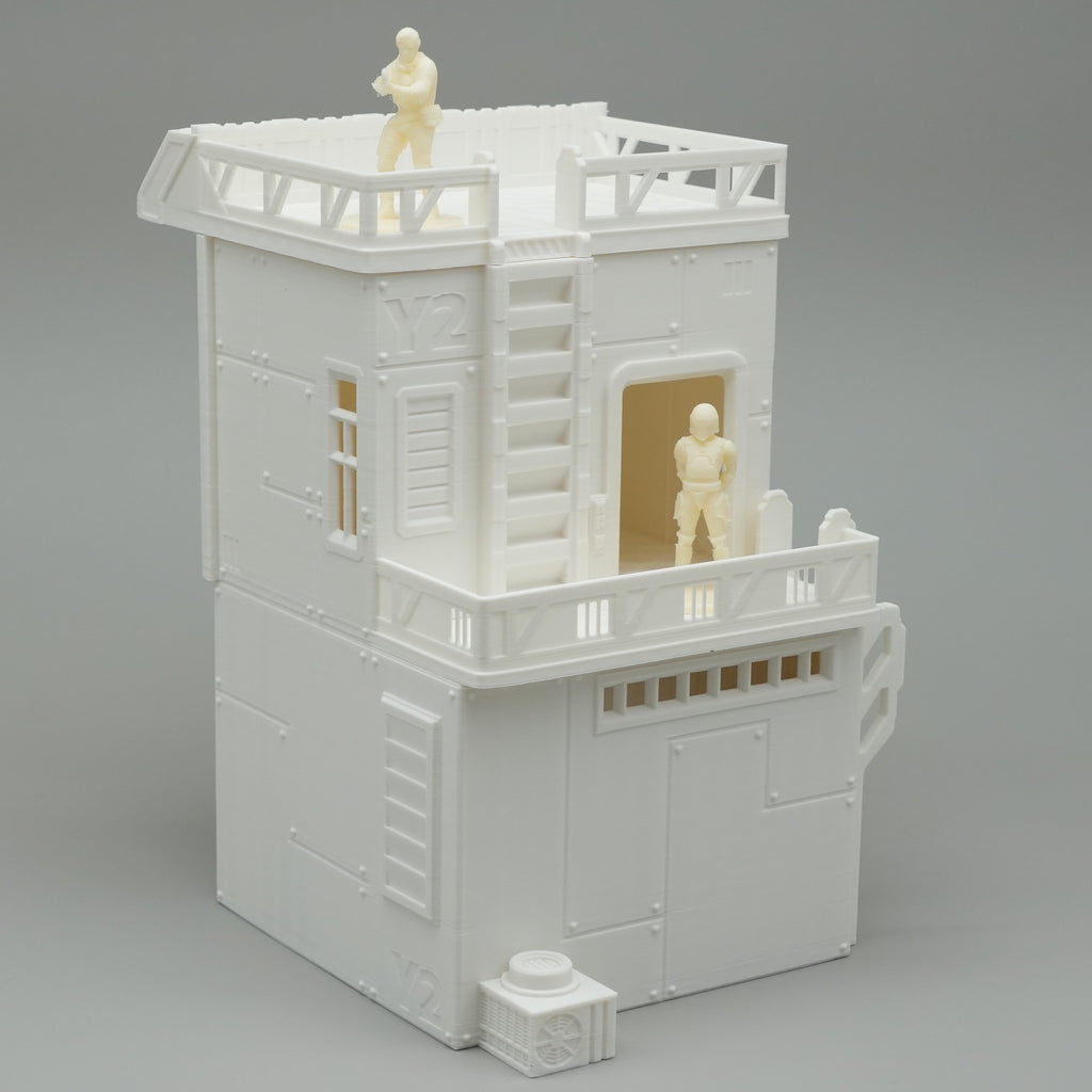 Weißes detailliertes Modell eines dreistöckigen Hauses mit Terrasse, Dachleiter und zwei Figuren.