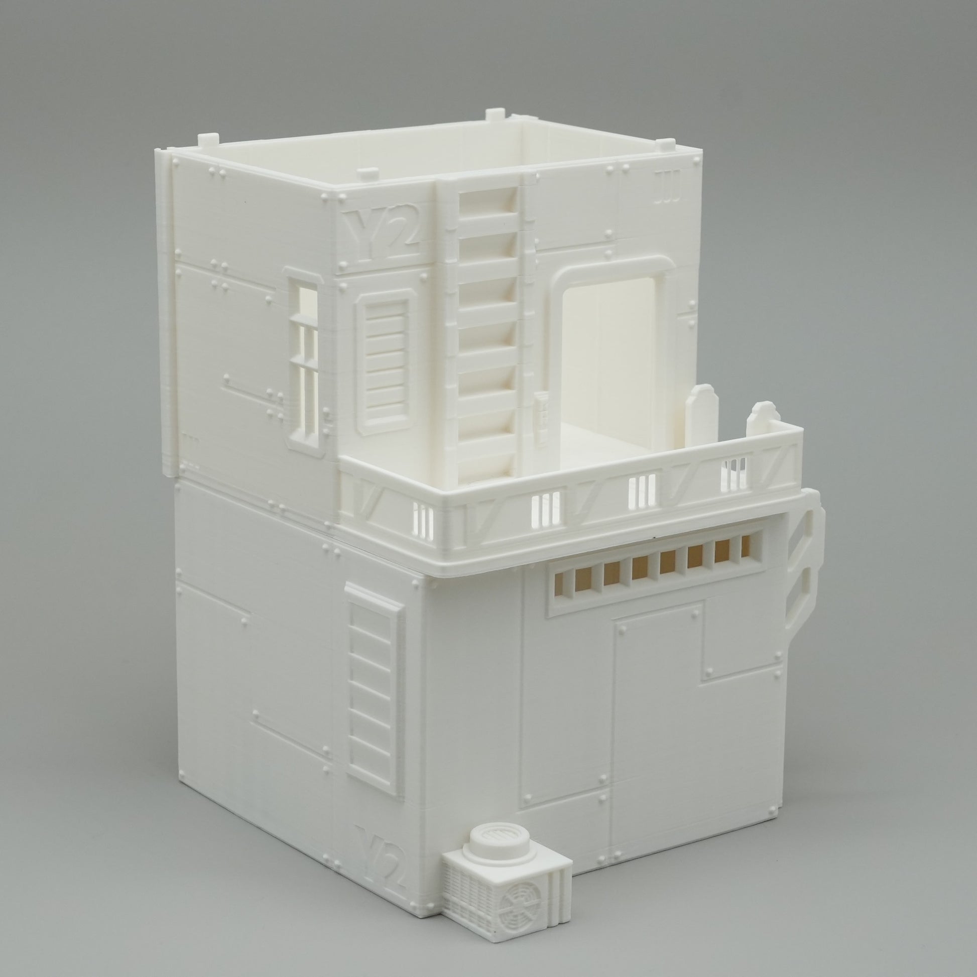 Weißes, zweistöckiges Modellhaus mit Balkon, Fenstern und Leiter an der Wand.