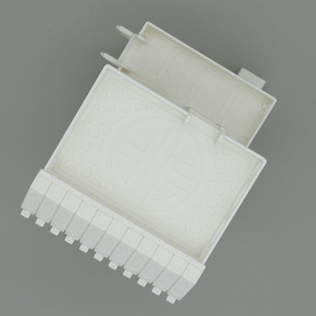 Weißes Modellgebäude mit rechteckigem Grundriss und detaillierter Dachstruktur, japanischer Stil.