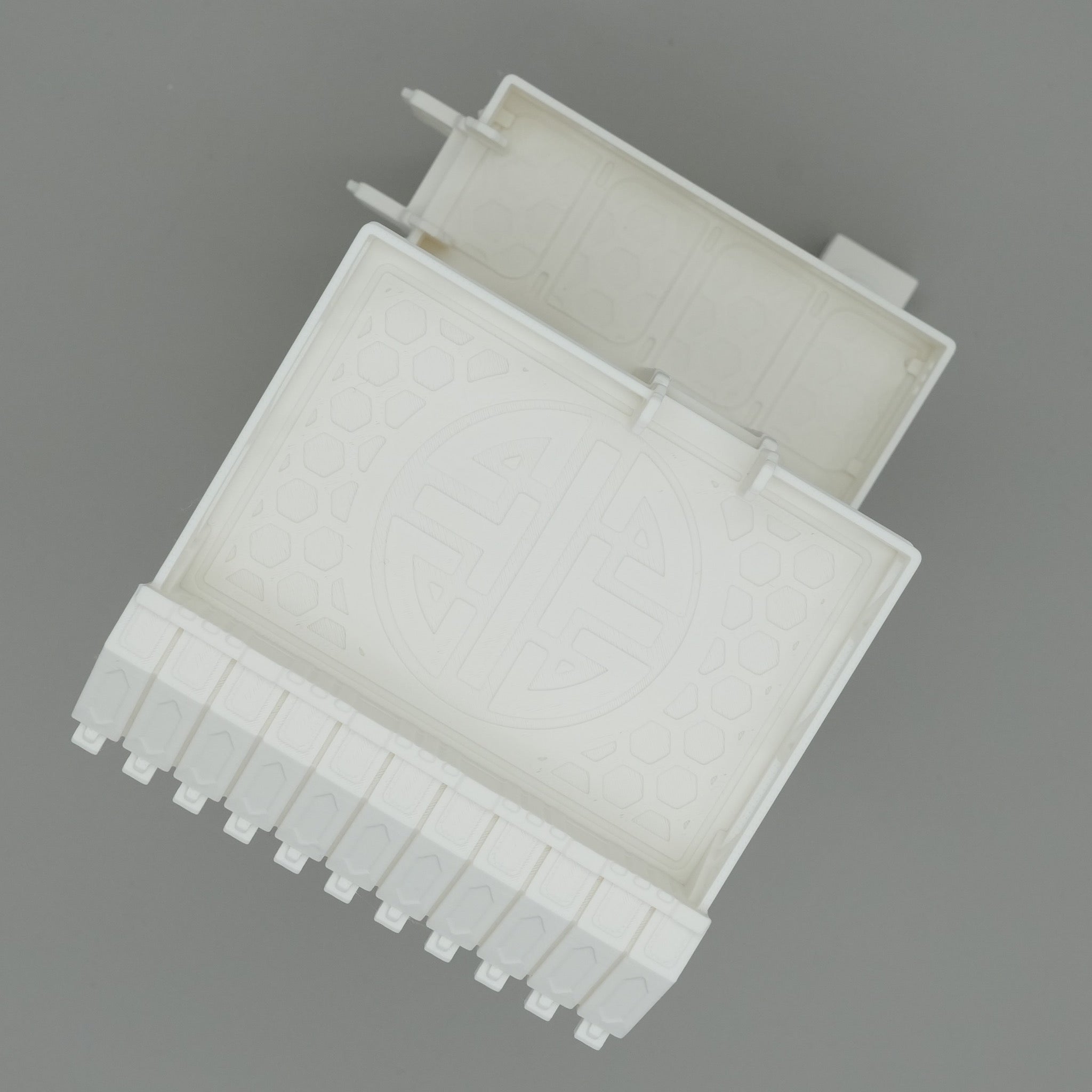 Weißes Modellgebäude mit rechteckigem Grundriss und detaillierter Dachstruktur, japanischer Stil.