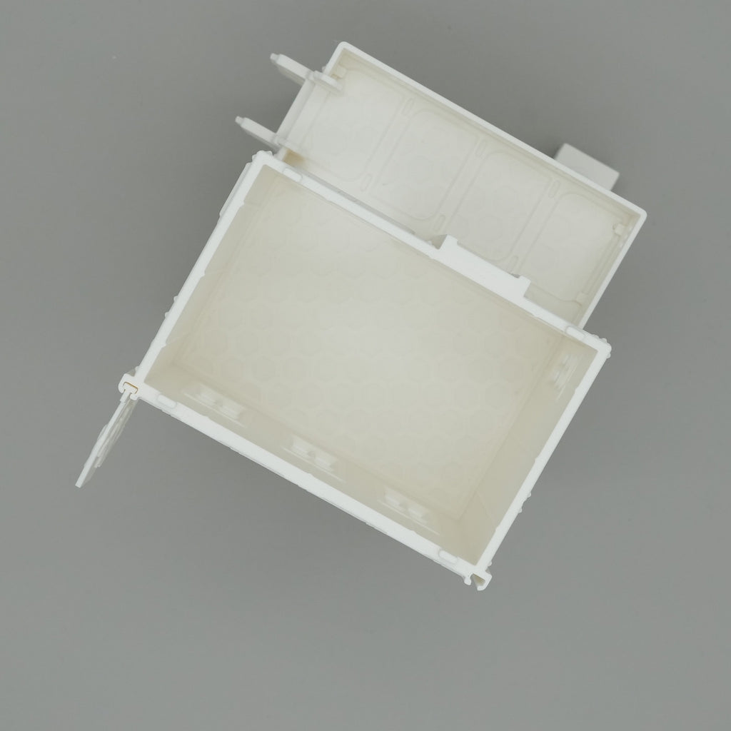 Weißes, minimalistisches Modellgebäude mit offenem Grundriss und hohen Wänden, modern gestaltet.