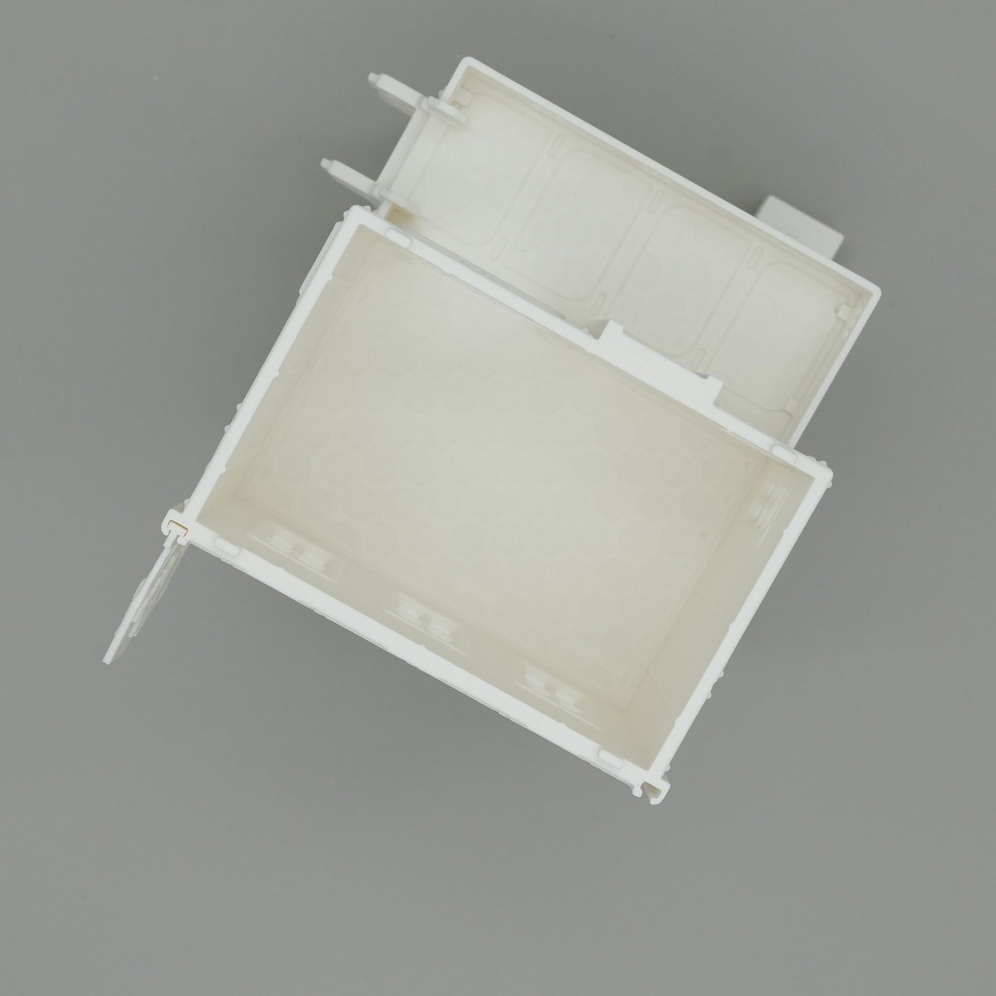 Weißes, minimalistisches Modellgebäude mit offenem Grundriss und hohen Wänden, modern gestaltet.