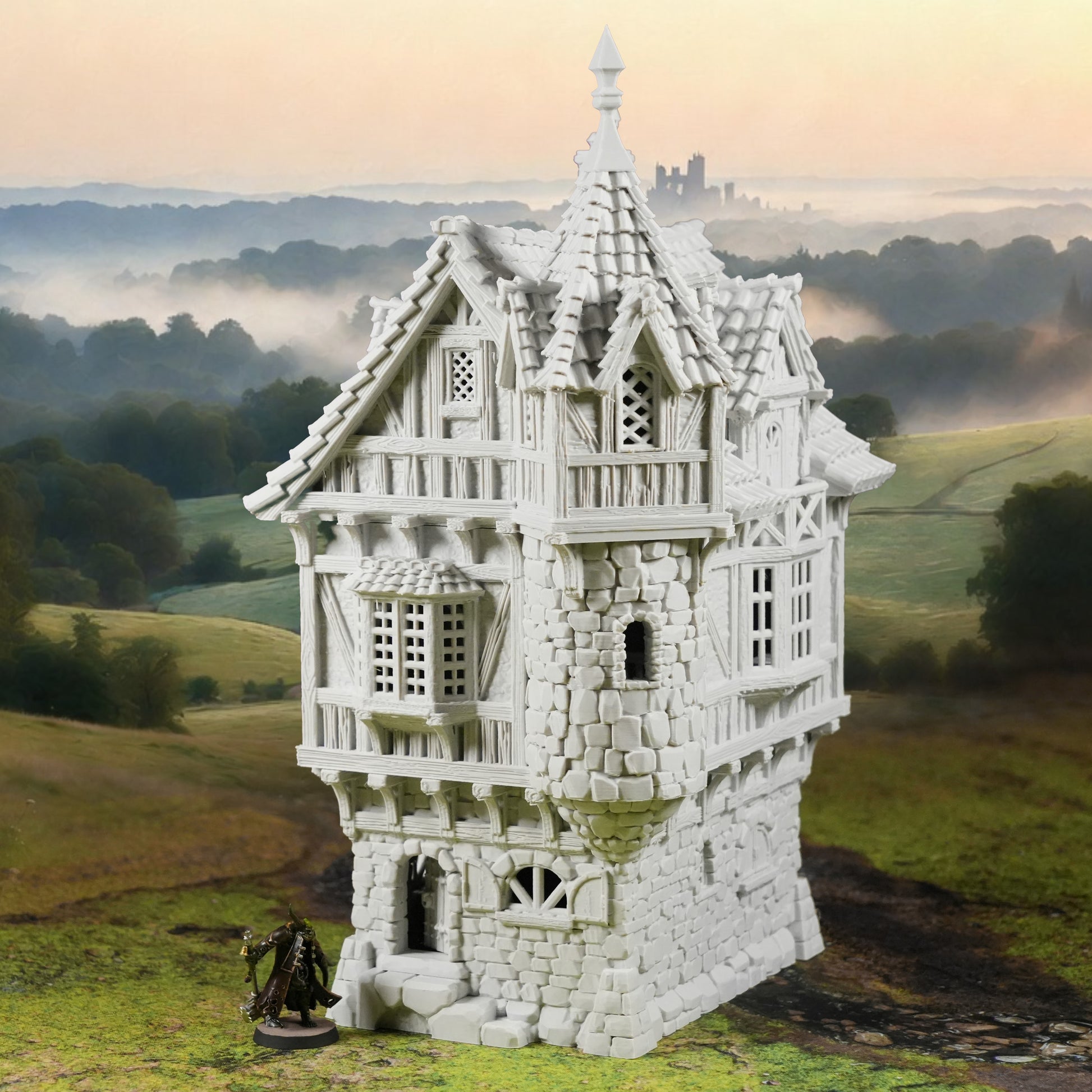 Eine detaillierte Governors Mansion Herrenhaus Miniatur von Nebelstein Prints steht auf Gras, ideal als Tabletop Gelände für Fantasy-Städte. Vorne steht eine kleine Figur, im Hintergrund eine neblige Landschaft und ein fernes Schloss.