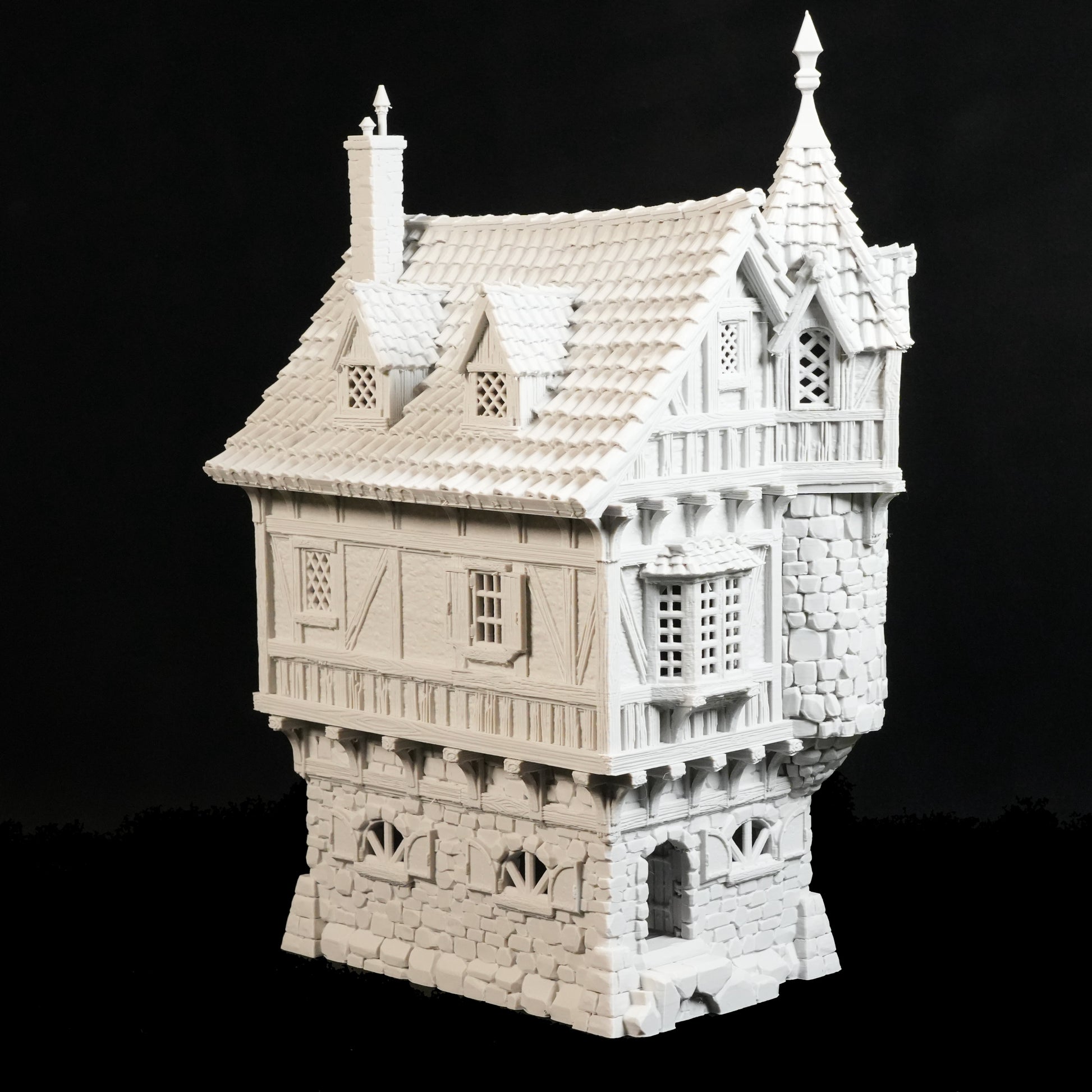 Das Nebelstein Prints Governors Mansion Herrenhaus ist ein detailliertes weißes Modell mit Stein- und Holztexturen, steilem Ziegeldach, Schornsteinen und kleinen Fenstern - ideal für modulare Tabletop-Fantasy-Städte -, das vor einem schwarzen Hintergrund dargestellt wird.