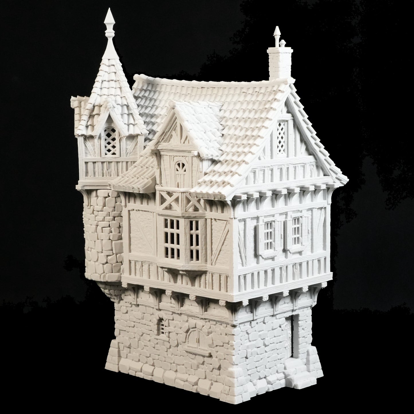 Das Governors Mansion Herrenhaus von Nebelstein Prints ist ein detailliertes weißes Modell, das sich perfekt für Tabletop-Gelände eignet. Es verfügt über Steinmauern, Fachwerk, ein Türmchen und ein steiles Dach - ideal als modulares Herrenhaus für Fantasy-Städte.