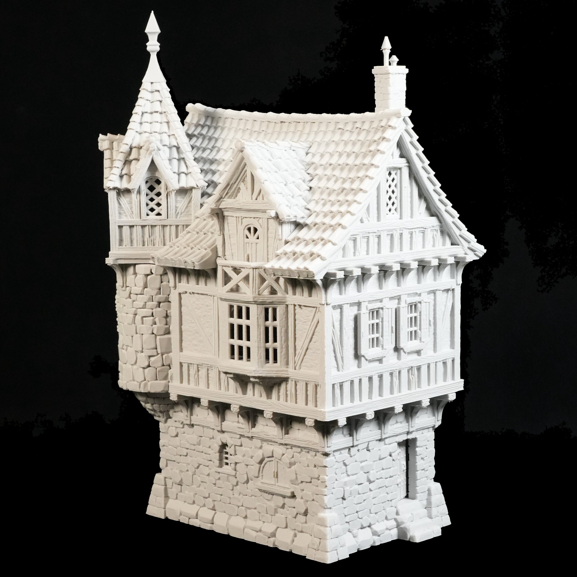 Das Governors Mansion Herrenhaus von Nebelstein Prints ist ein detailliertes weißes Modell, das sich perfekt für Tabletop-Gelände eignet. Es verfügt über Steinmauern, Fachwerk, ein Türmchen und ein steiles Dach - ideal als modulares Herrenhaus für Fantasy-Städte.