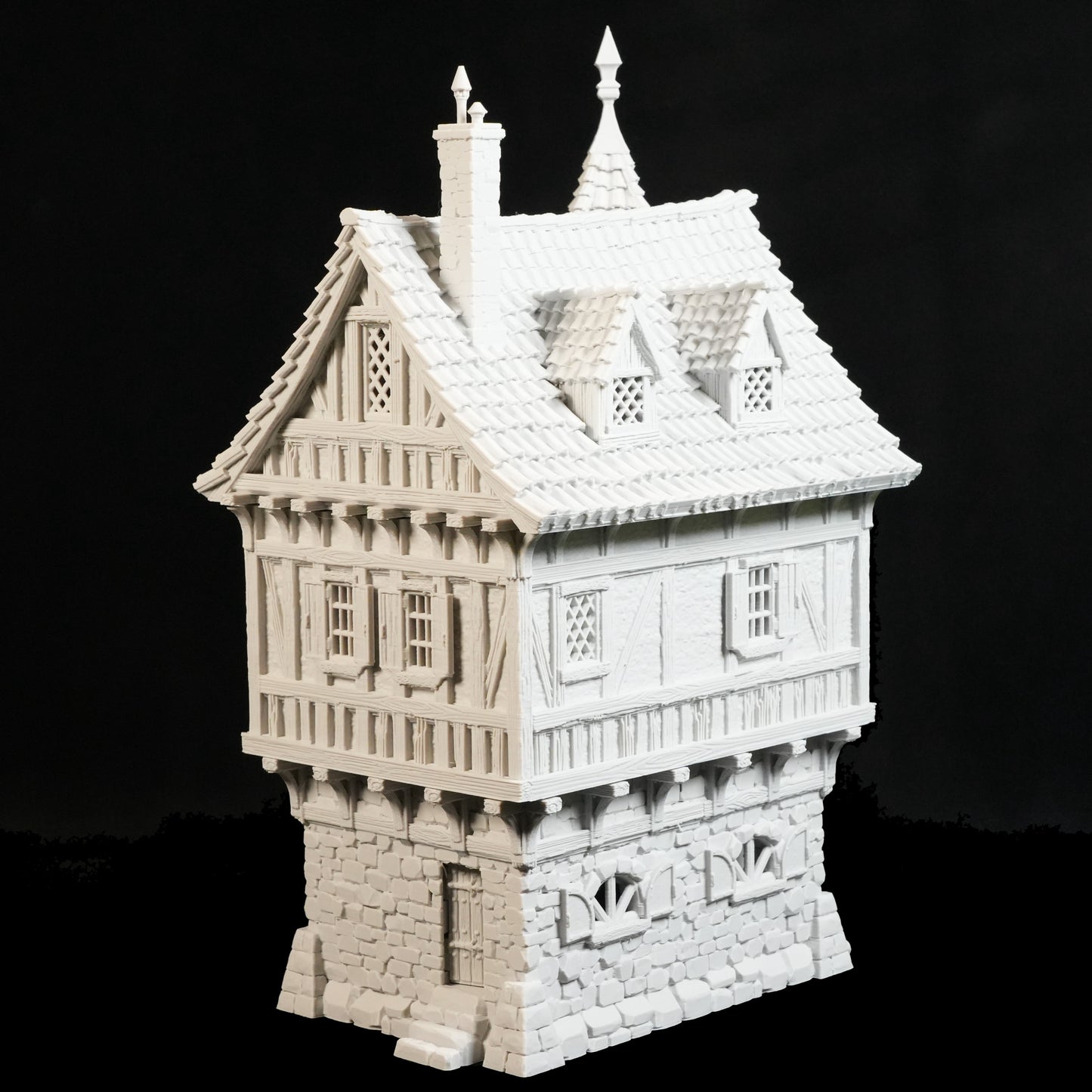 Das Nebelstein Prints Governors Mansion Herrenhaus ist ein detailliertes weißes Modell mit steilem Dach, Schornstein, Steinsockel, hölzernem Obergeschoss und mehreren Fenstern - ideal für Tabletop-Gelände oder Fantasy-Stadtlandschaften. Das Modell steht vor einem schwarzen Hintergrund.
