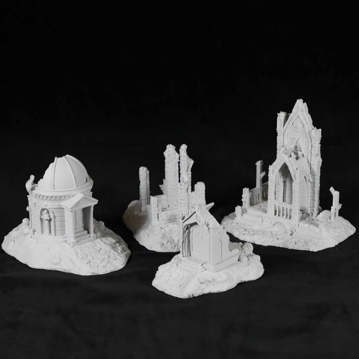 Weißes Miniatur-Gruft-Set aus Resin mit drei detaillierten, verfallenen Grabmälern auf unebenem Boden.