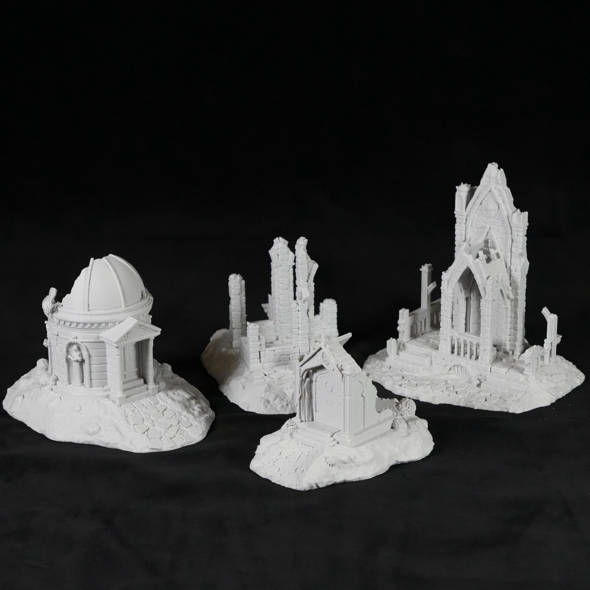 Weißes Miniatur-Gruft-Set aus Resin mit drei detaillierten, verfallenen Grabmälern auf unebenem Boden.