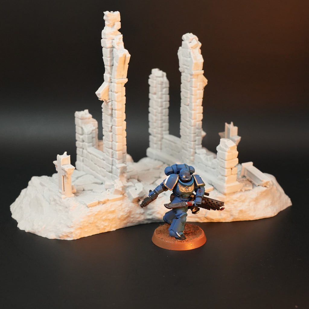 Beige-graues Miniatur-Set mit zerfallenen, hohen Mauerfragmenten auf rechteckiger Basis, detailreich strukturiert.