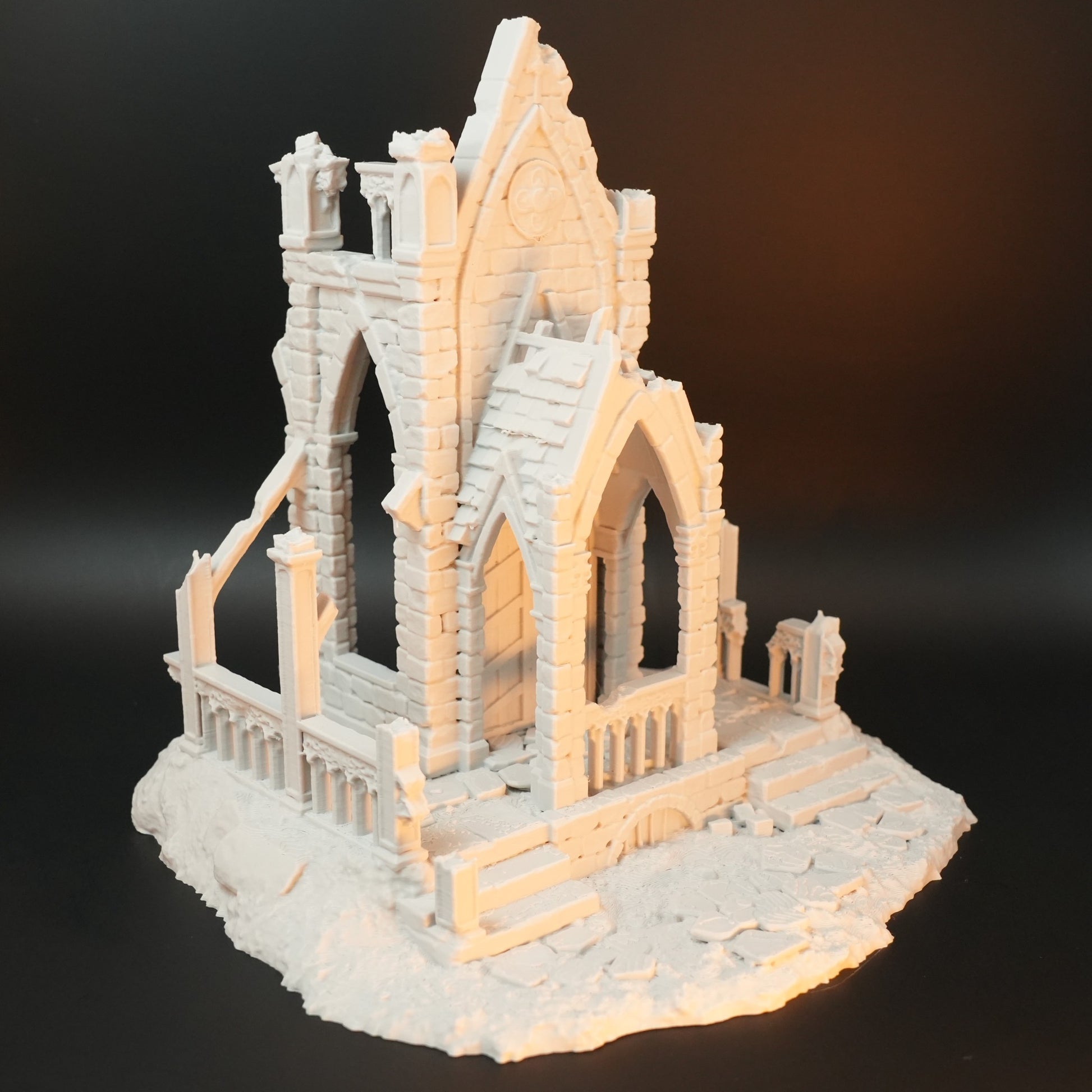 Hellgraues, detailliertes Miniatur-Gruftmodell aus Stein mit gotischen Bögen, Treppen und Zinnen.