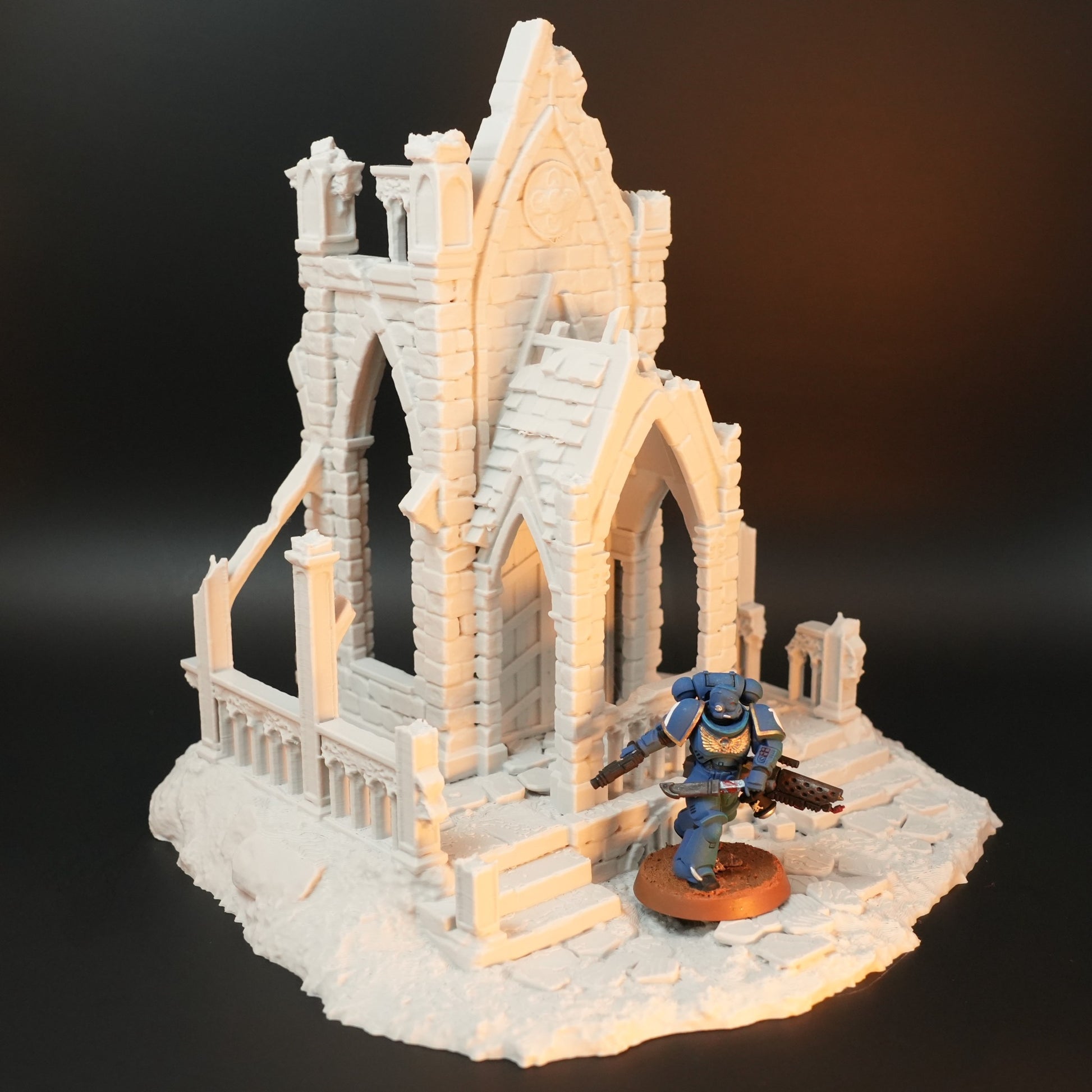 Detailliertes weißes Miniatur-Mausoleum aus Stein mit gotischer Architektur und Treppen, auf unebenem Gelände, mit blauer.