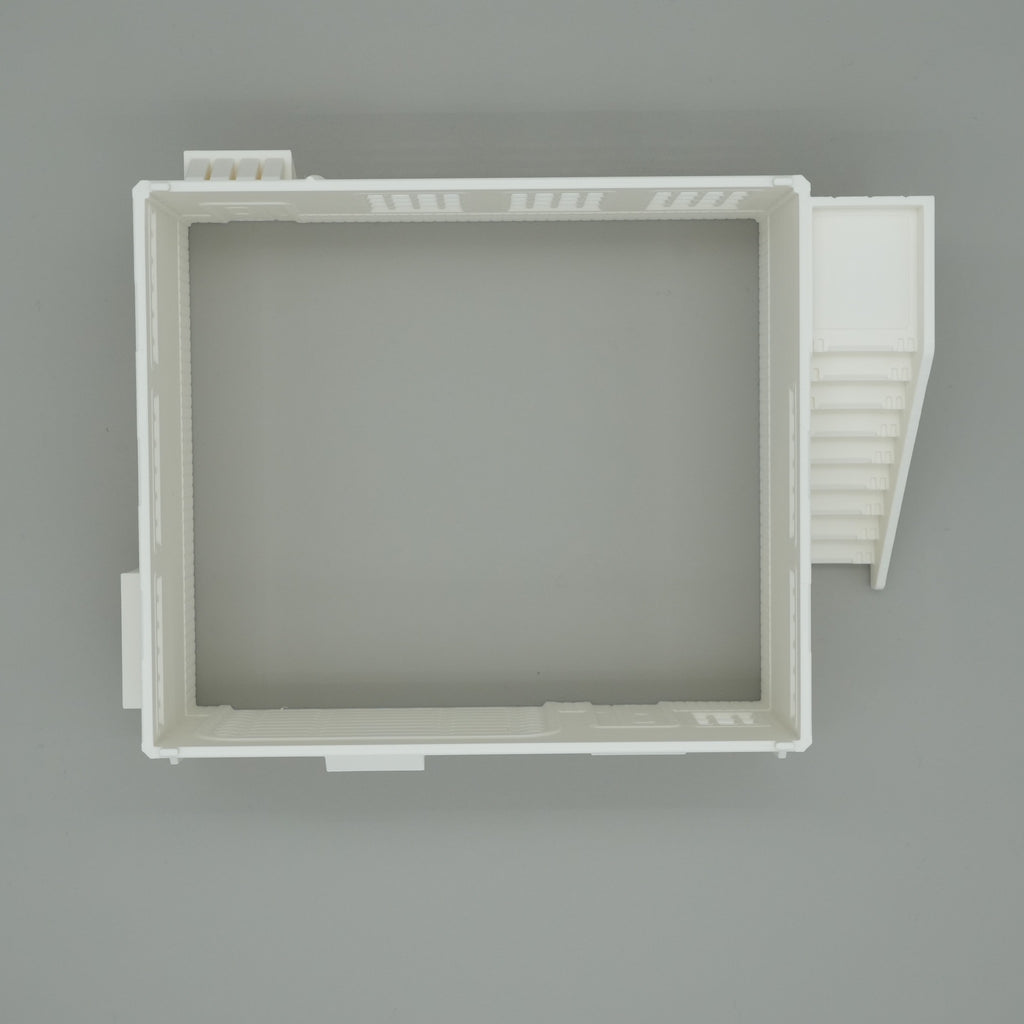 Weißes rechteckiges Modell eines Mechanikerwerkstatt-Grundrisses mit Anbau und Außentreppe.