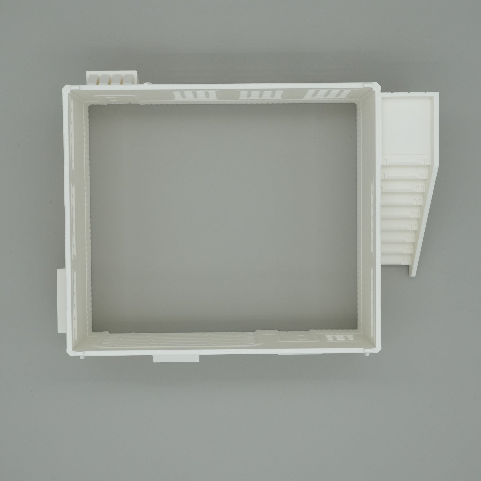 Weißes rechteckiges Modell eines Mechanikerwerkstatt-Grundrisses mit Anbau und Außentreppe.