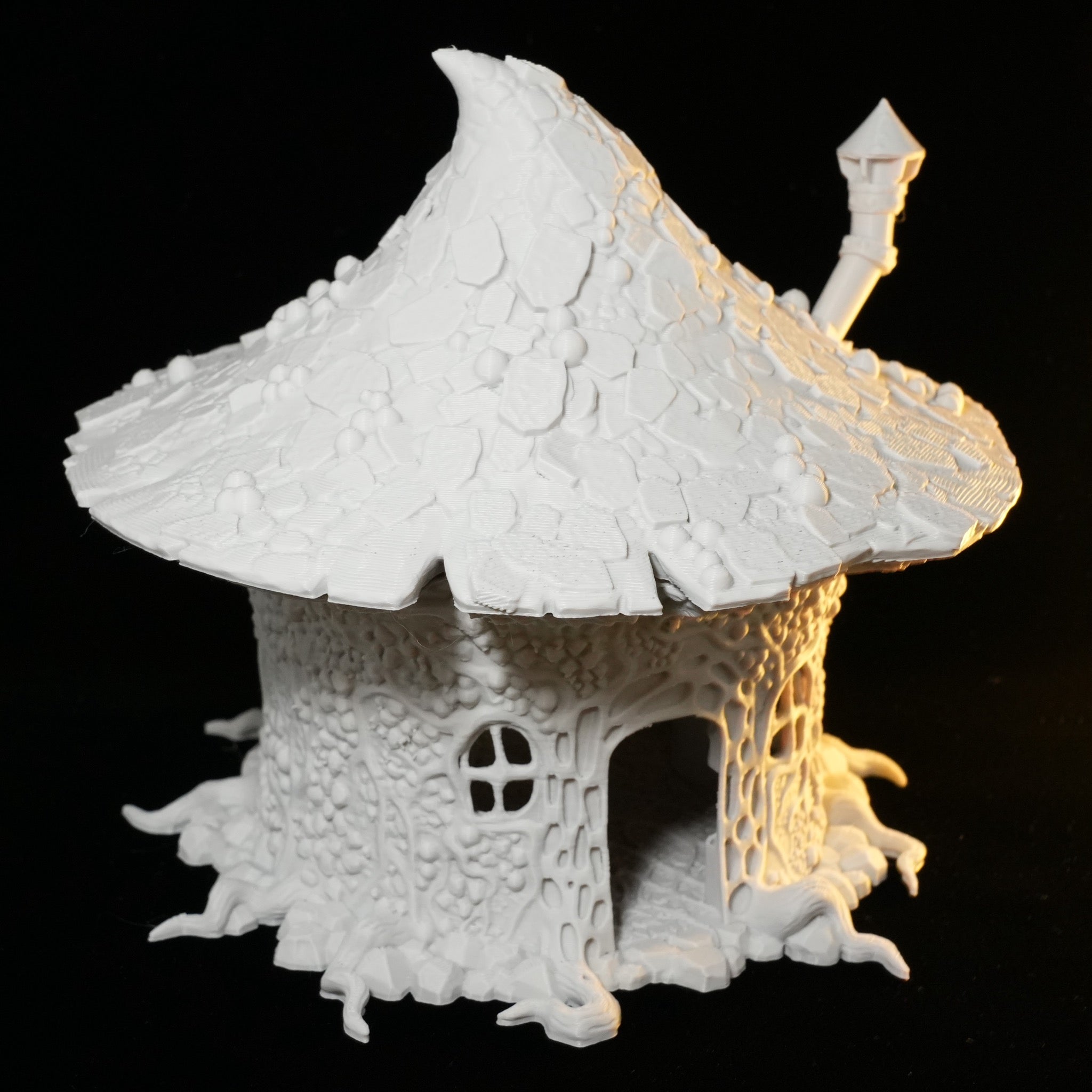 Unbemalte Miniatur Pilzhütte mit gewölbtem Dach und kleinem Schornstein aus Steintextur.