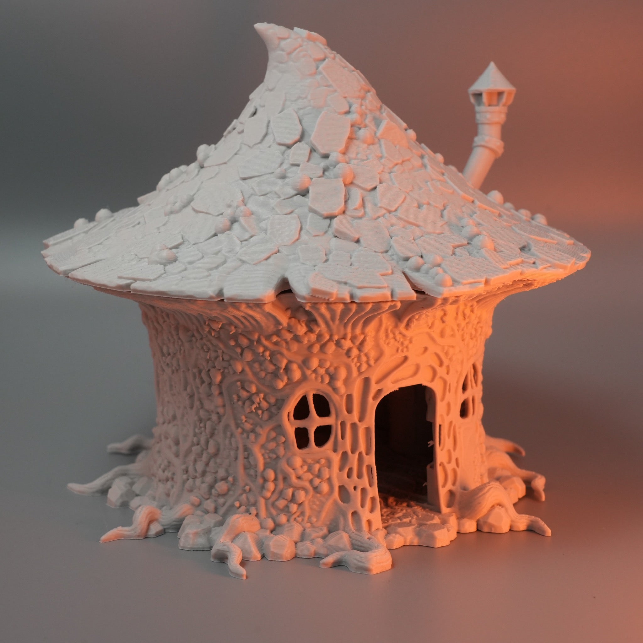 Kleines, braunes Pilzhaus mit gewelltem Dach aus Schuppen, rundem offenen Eingang und schmalem Fenster, detailreiche Wurzeln