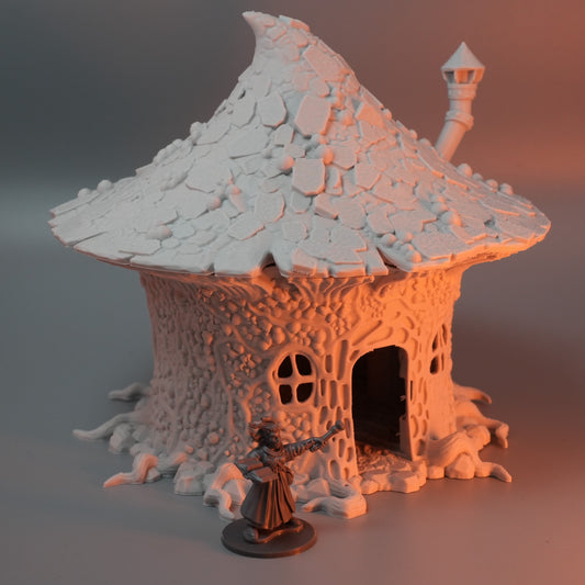 Kleine Pilzhütte mit gewölbtem Dach und rauer Steinstruktur, dekorative Miniatur aus hellem Material.