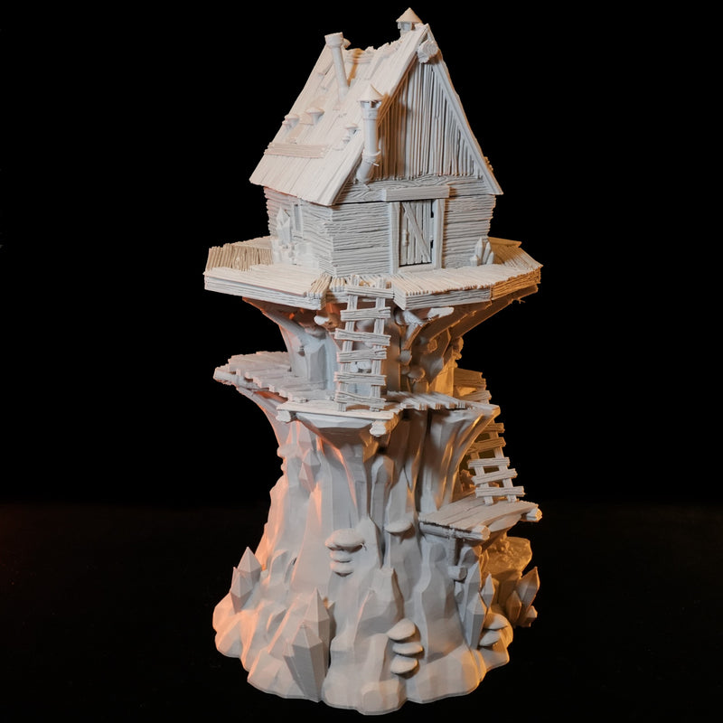Detaillierter Goblin-Turm mit schiefer Dacheindeckung, Holzfenstern und Felsbasis in Beige.