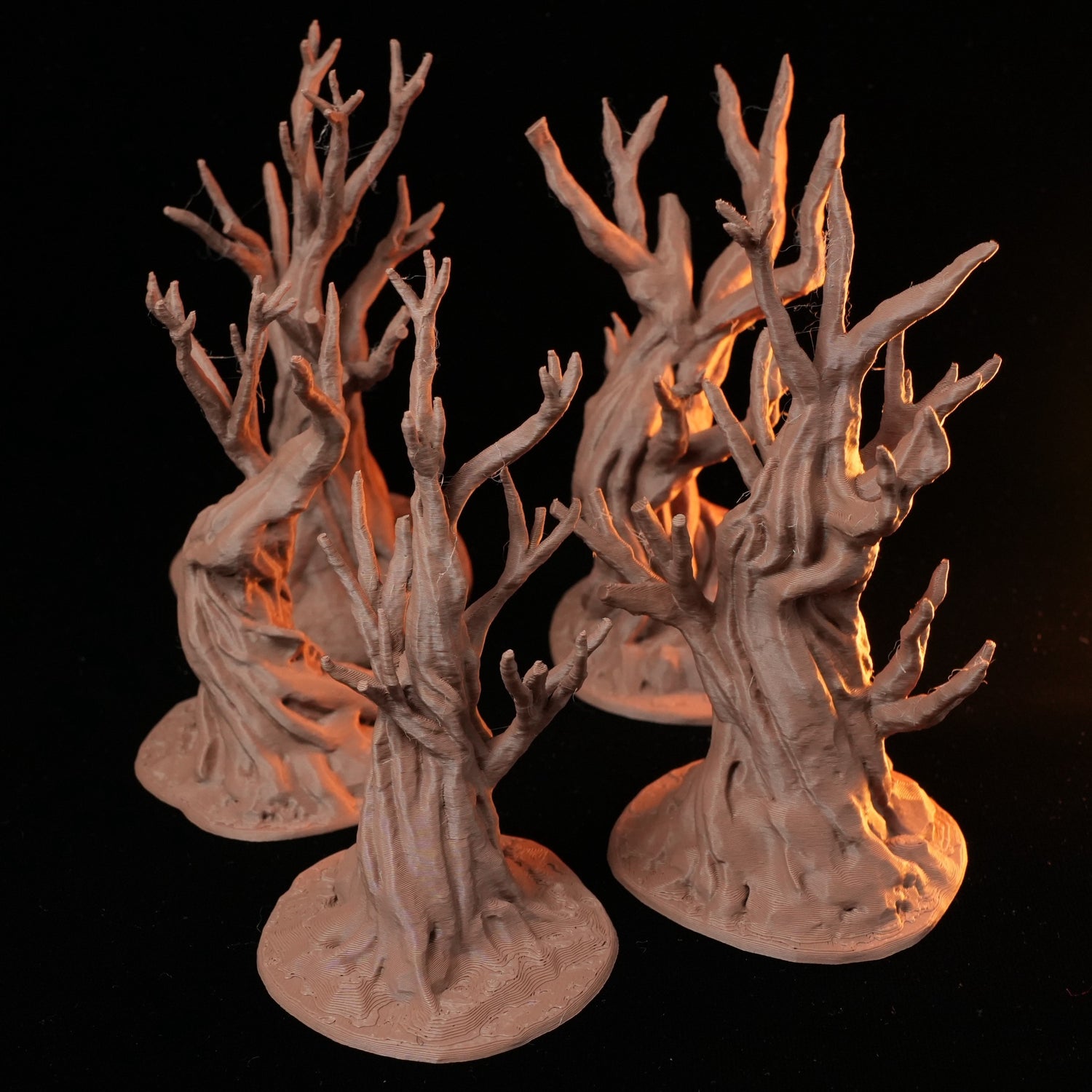 Knorrige Fantasy Bäume aus braunem Kunststoff, detailreiche Äste, runde Basen, vier Größenmix.