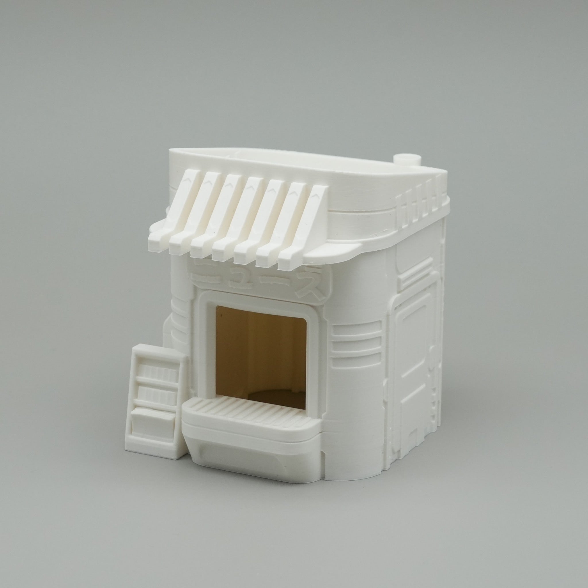 Kleines weißes Modell eines traditionellen japanischen Nachrichtenstands aus Stein mit kleinem Schiebefenster und.