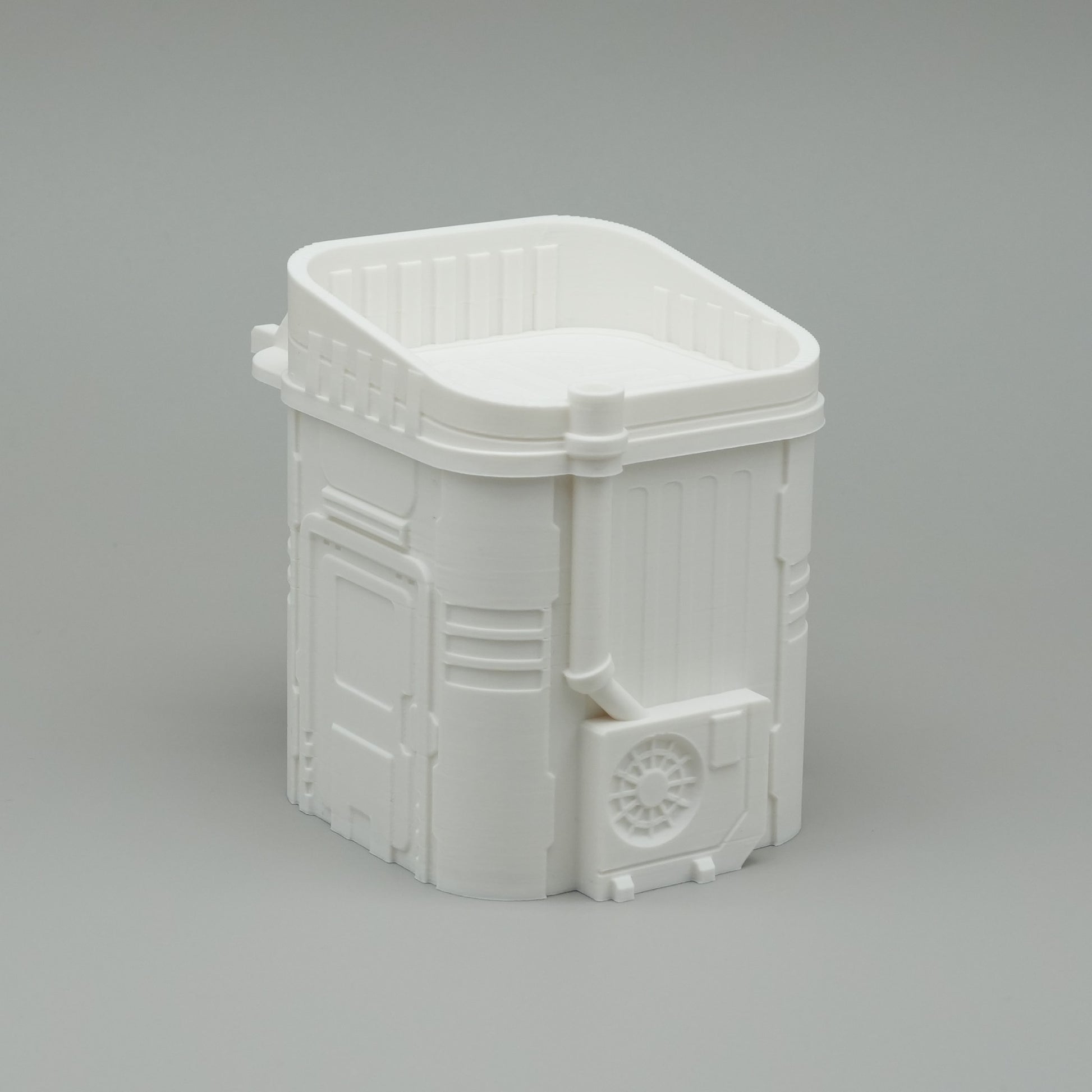 Weißer, moderner Miniatur-Newsstand aus Kunststoff mit markanten Linien und Lüftungsgitter.