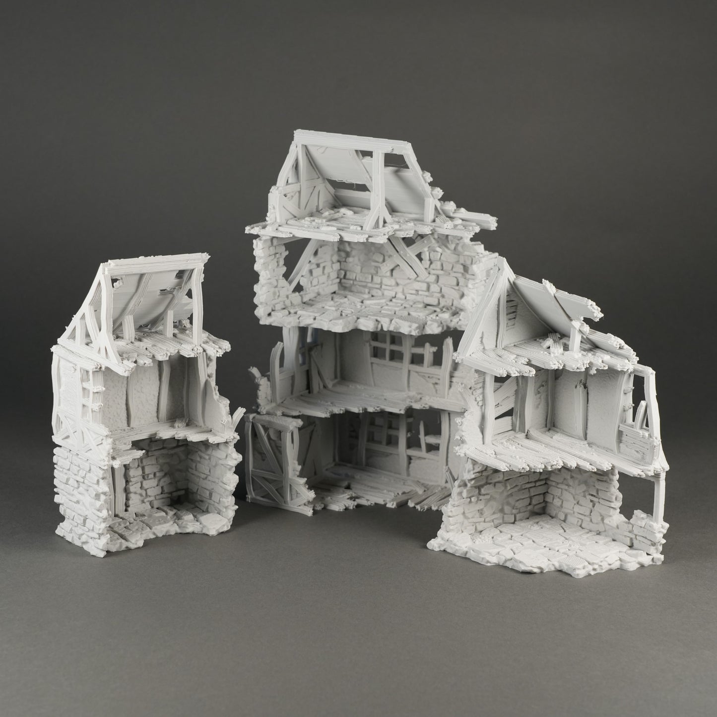 Zerstörtes Modellhaus aus Stein und Holz in Grau, 3 zerstörte Gebäudeteile, 28mm Maßstab.