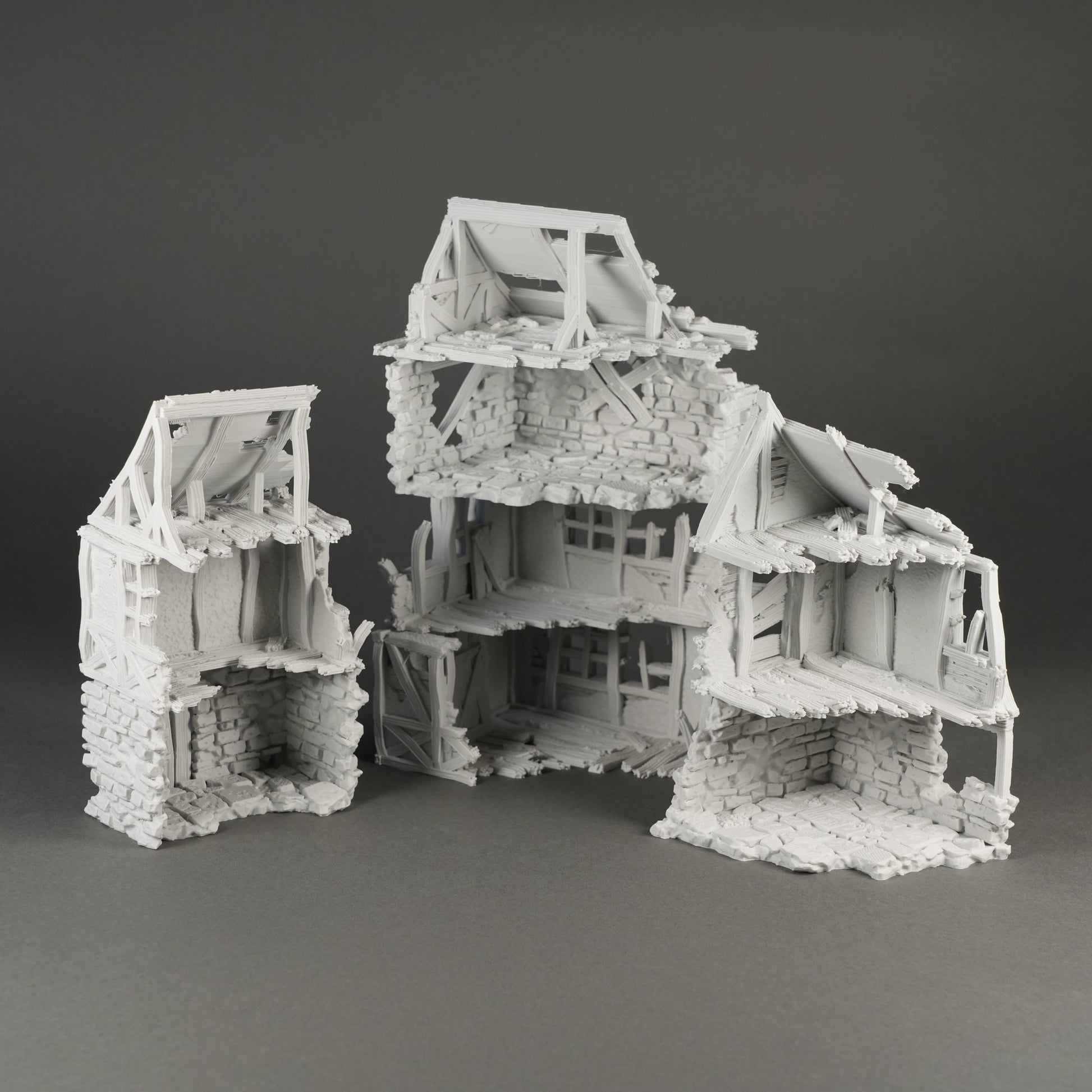 Zerstörtes Modellhaus aus Stein und Holz in Grau, 3 zerstörte Gebäudeteile, 28mm Maßstab.