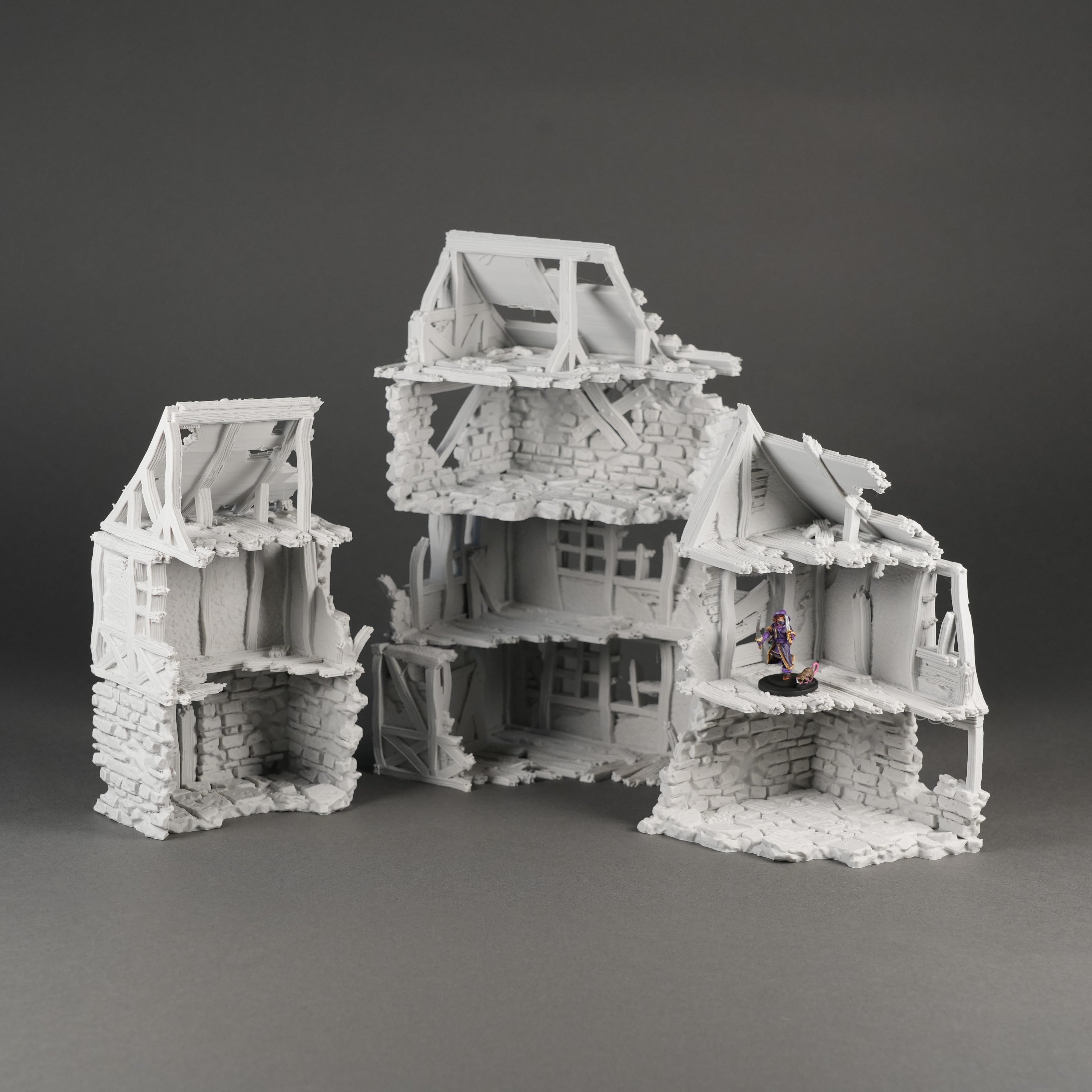 Zerfallenes Steinhaus mit kaputtem Dach und zerbrochenen Wänden in 28mm Maßstab.