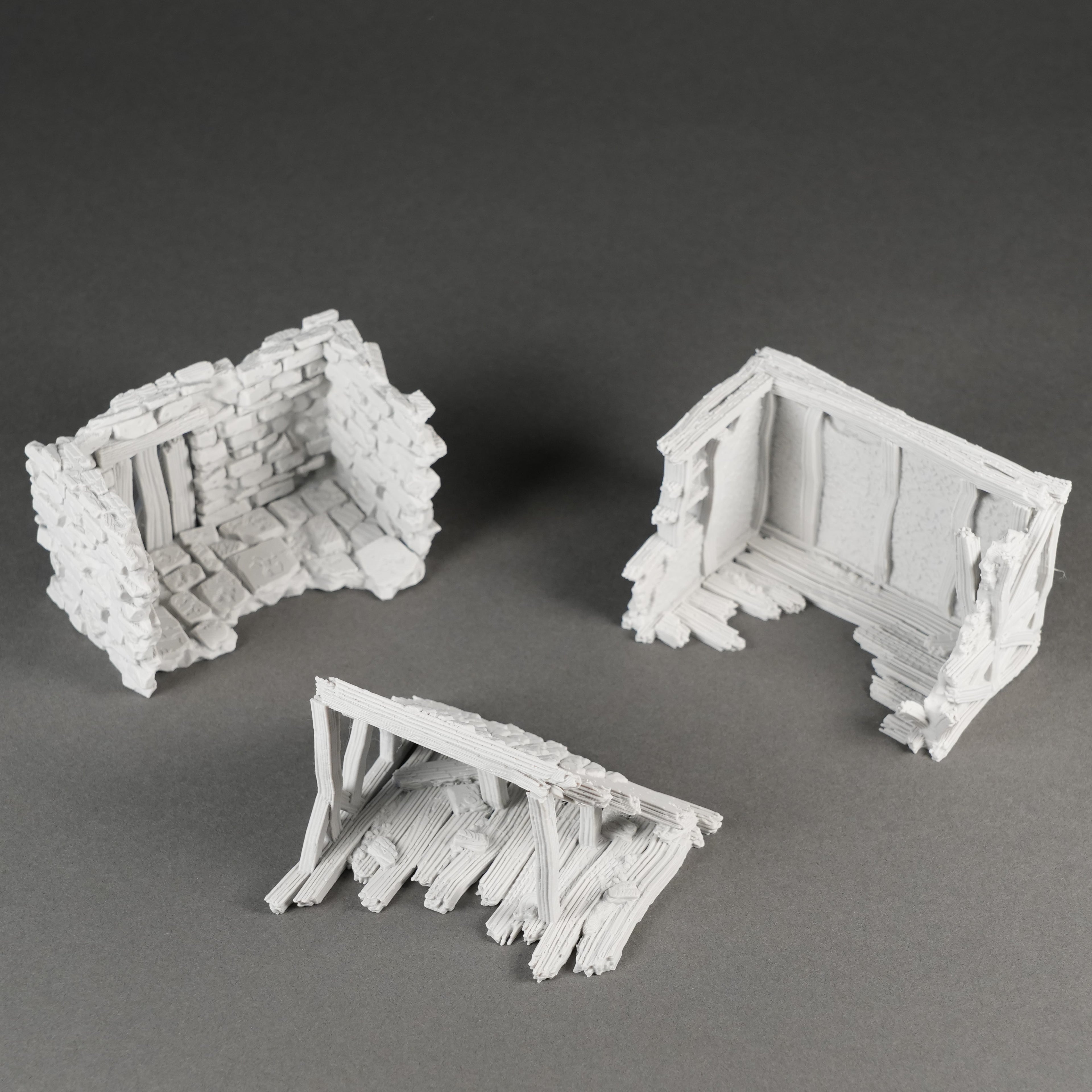 Zerfallene weiße Ruinenwände und umgestürzte Holzbalken für Modellbau in verschiedenen Größen.