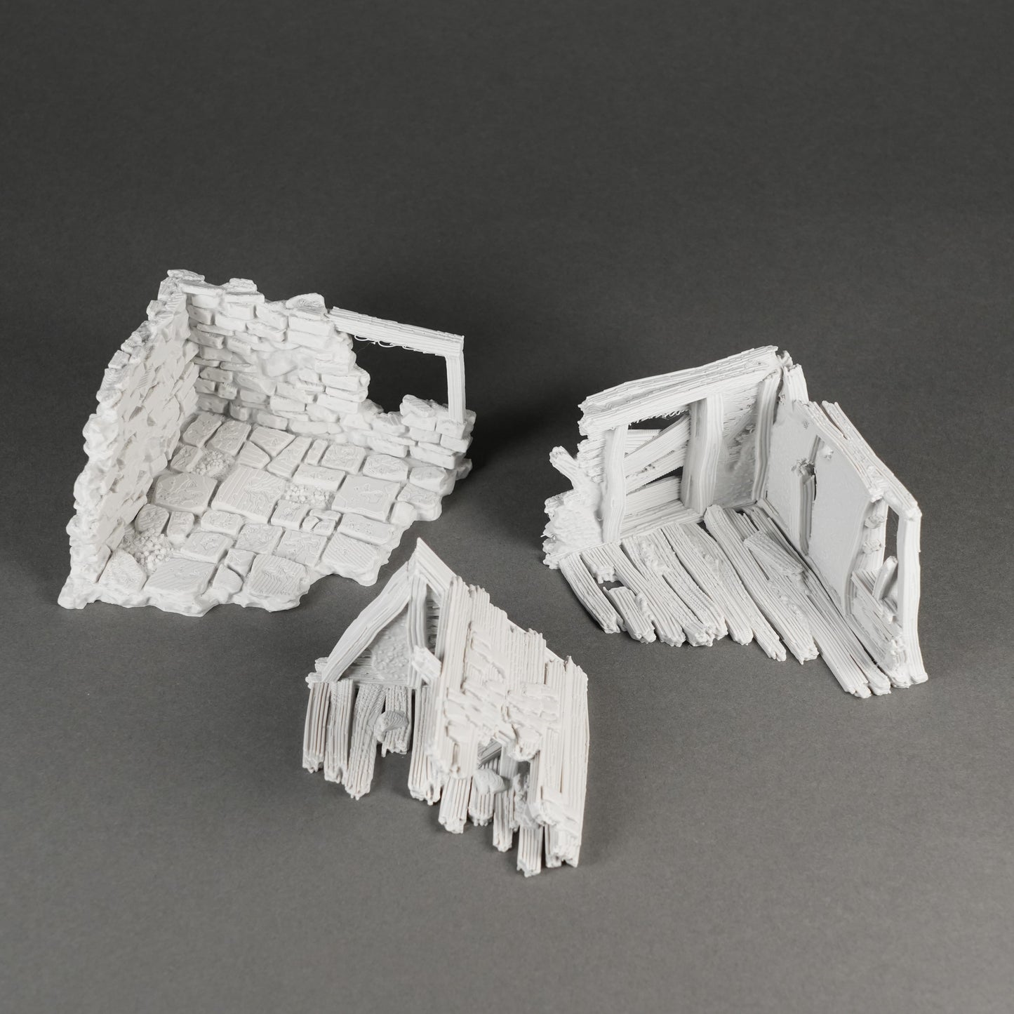 Weiß unbemalte Miniatur-Ruinen aus Stein- und Holzstrukturen, 28mm Maßstab.