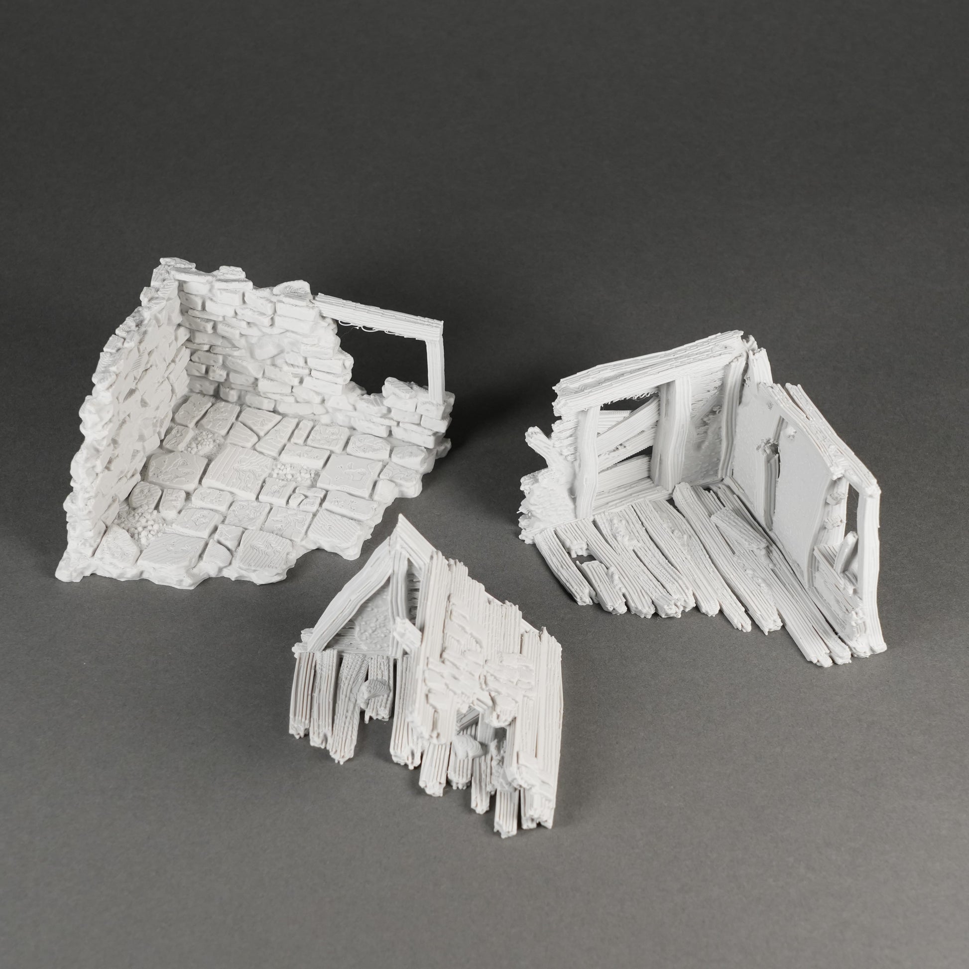 Weiß unbemalte Miniatur-Ruinen aus Stein- und Holzstrukturen, 28mm Maßstab.