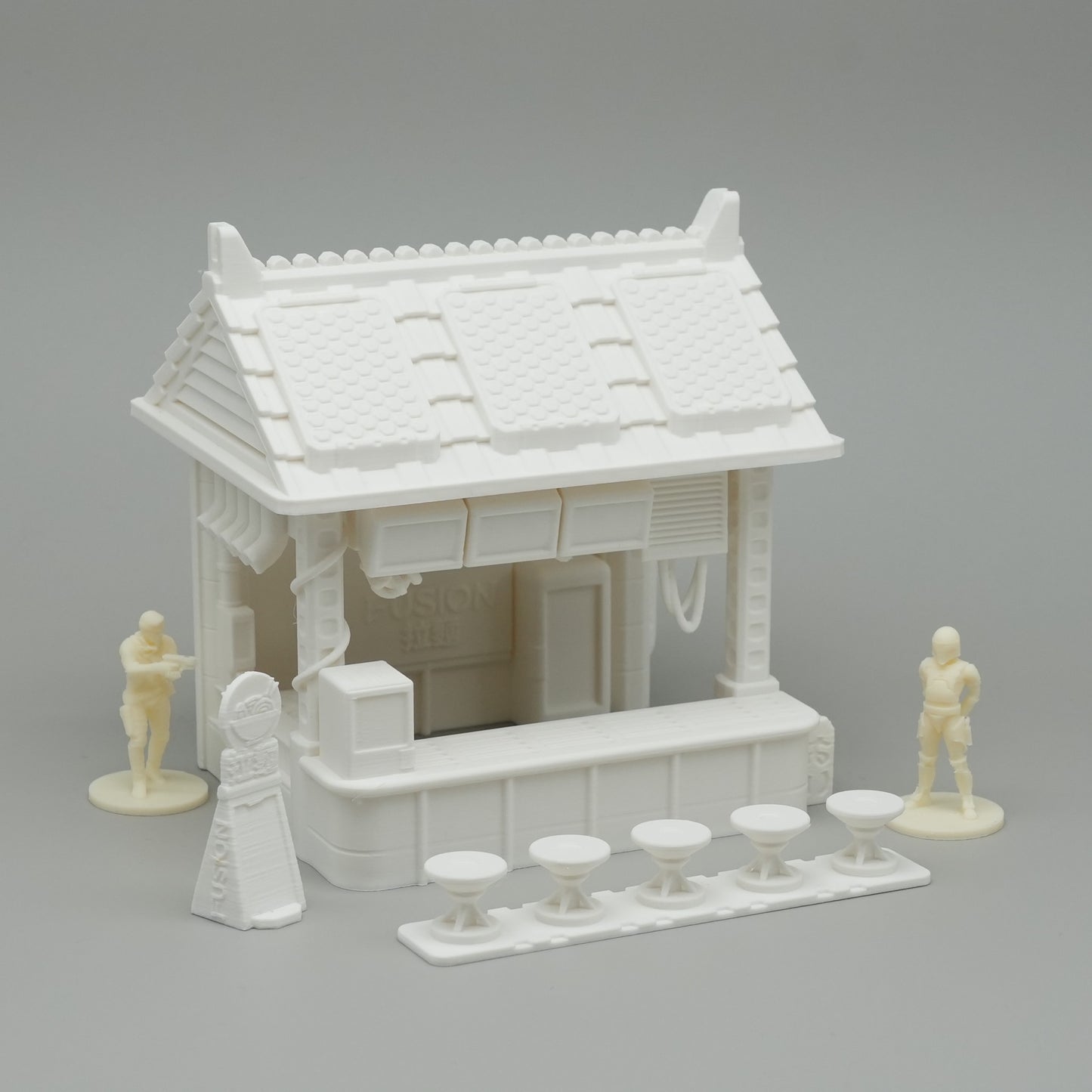 Weißer Miniatur-Ramen-Stand im EdoKanto-Stil mit sechs Hockern und vier Spielfiguren aus Kunststoff.