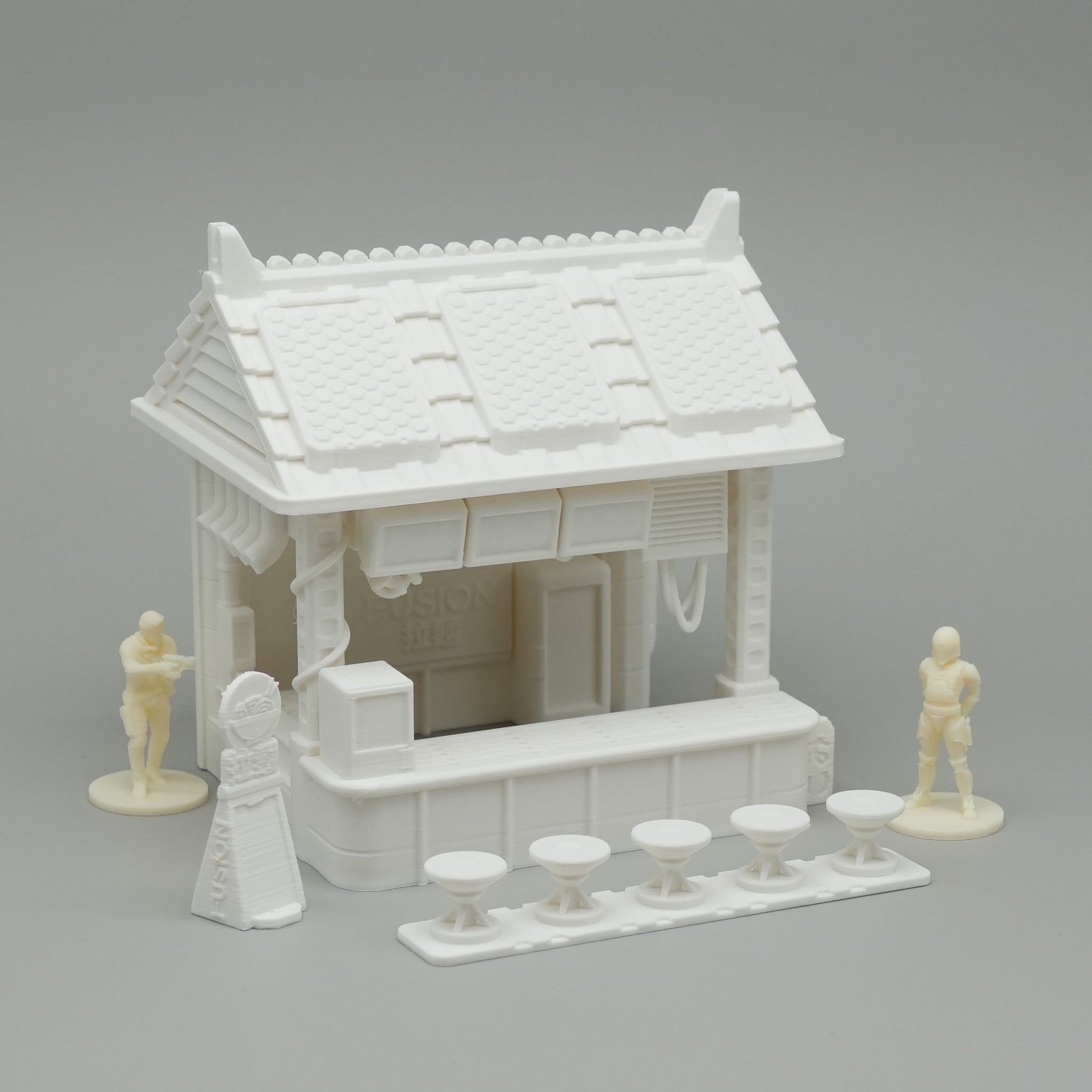 Weißer Miniatur-Ramen-Stand im EdoKanto-Stil mit sechs Hockern und vier Spielfiguren aus Kunststoff.