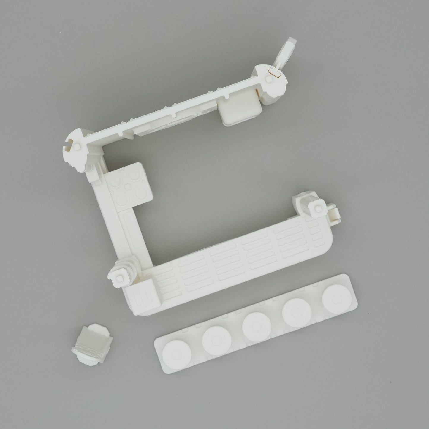 Weißes modular aufgebautes Ramen-Standmodell mit verschiedenen rechteckigen und runden Elementen.