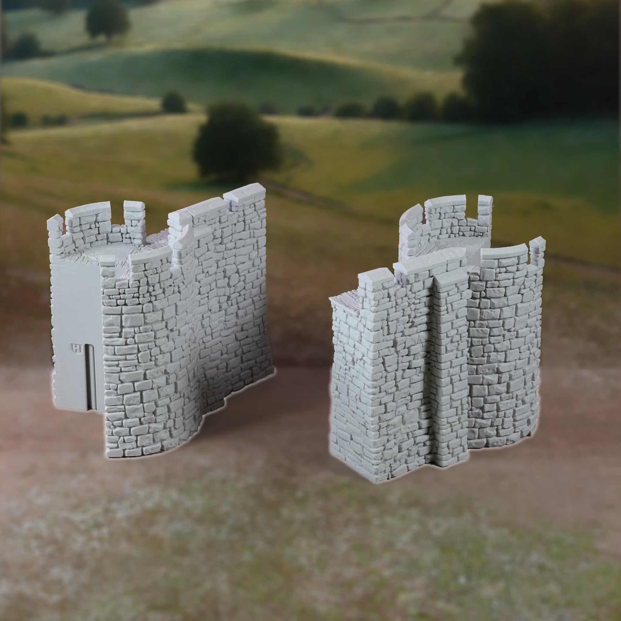 Graue Burgturm-Mauern mit Zinnen und Steinstruktur auf grünem Landschaftshintergrund.