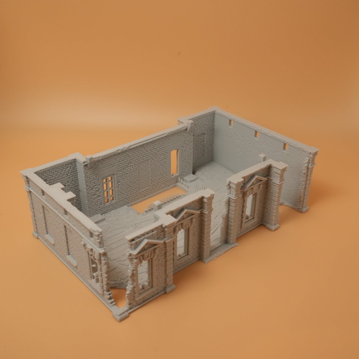 Graue Ruine eines Herrenhauses mit beschädigten Wänden und Fensterrahmen, 28mm Modell.