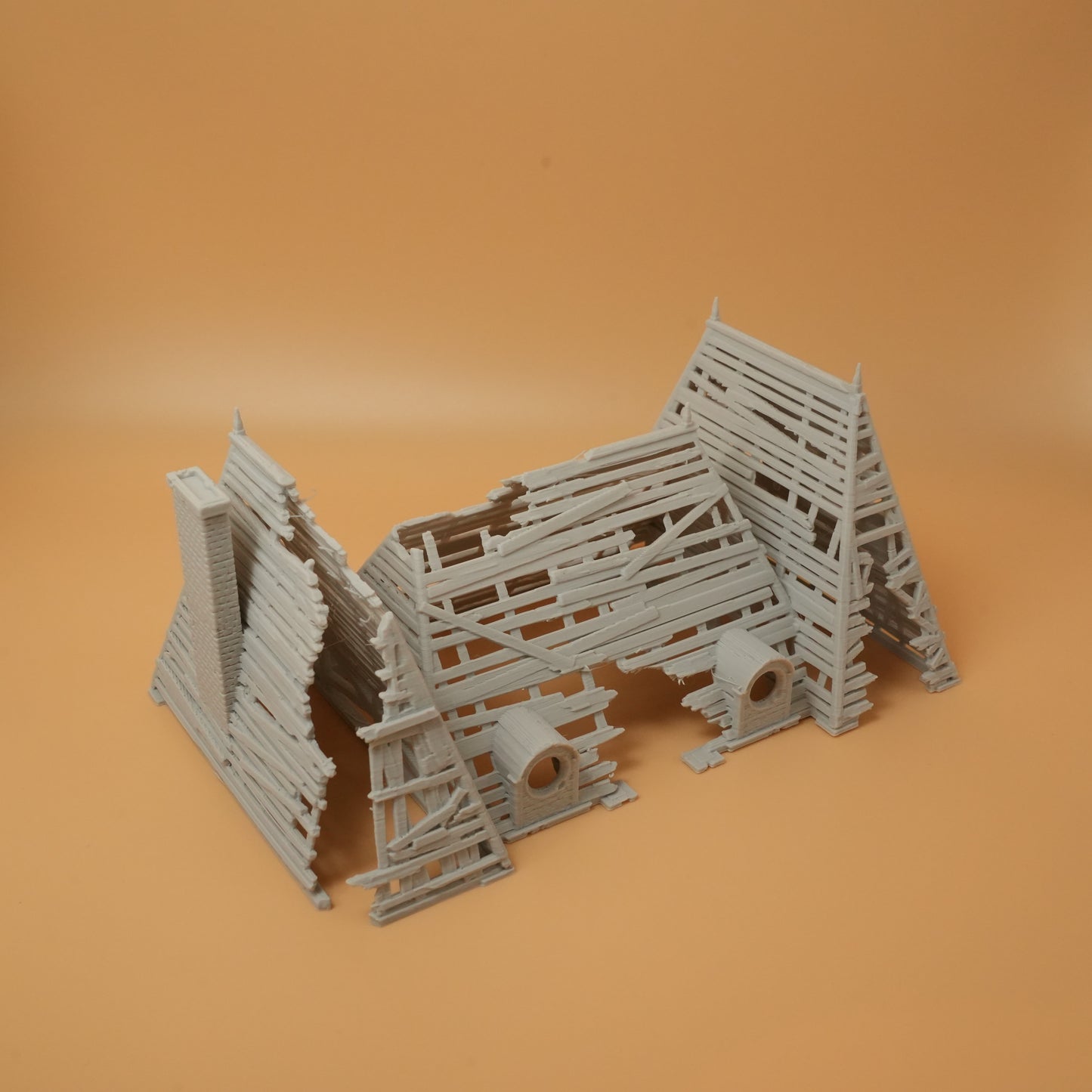 Verwitterte Ruine eines Herrenhauses mit zerbrochenem Holz und offenem Dach.