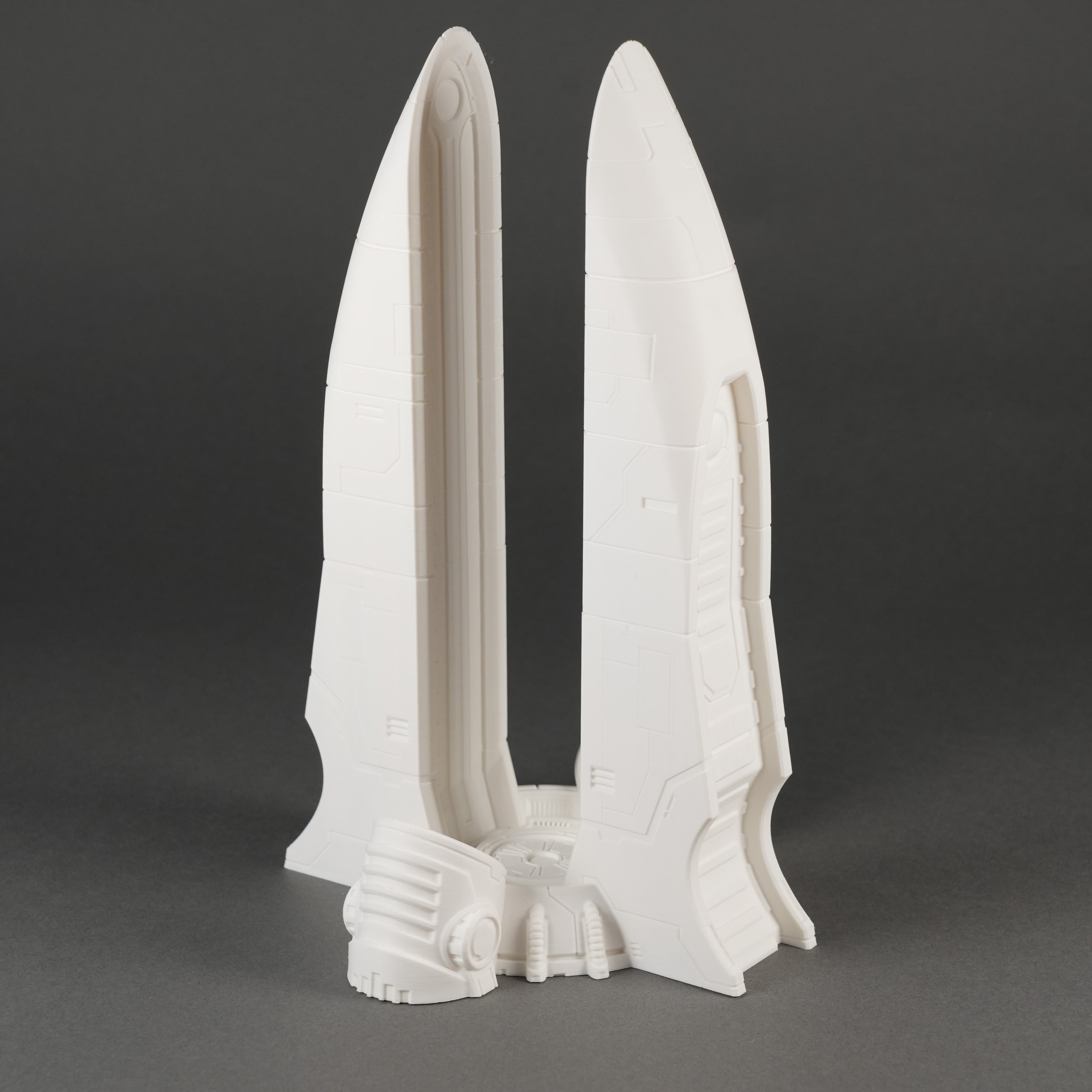 Weißer Turm mit schlanken, spitzen Flügeln und detaillierter Basis für 28-32mm Figuren.