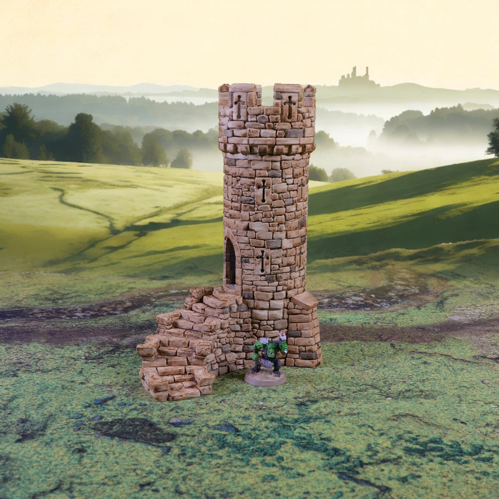 Ein kleiner runder Turm von Nebelstein Prints steht auf einem grasbewachsenen Gelände mit einer bröckelnden Treppe und einer Miniaturfigur an seinem Sockel - ein ideales Tabletop-Gelände für Kingdoms of Throne and Ash. Eine weitere Burg krönt eine neblige Hügelkuppe in der Ferne.