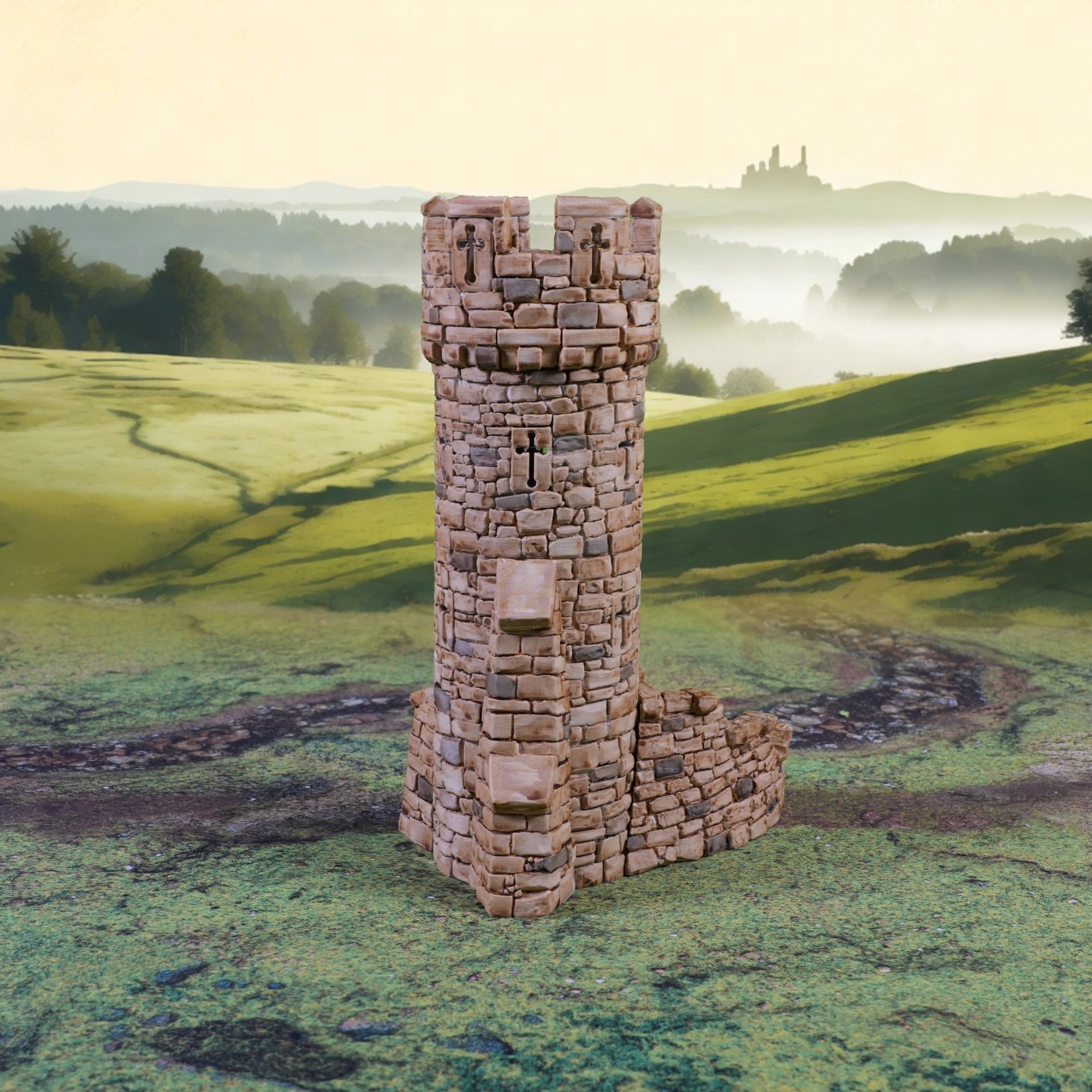 Ein kleiner runder Turm von Nebelstein Prints steht allein auf einem grasbewachsenen Hügel mit verschlungenen Pfaden und einer fernen Burgkulisse, die perfekt für dein Kingdoms of Throne and Ash Tabletop-Gelände ist.