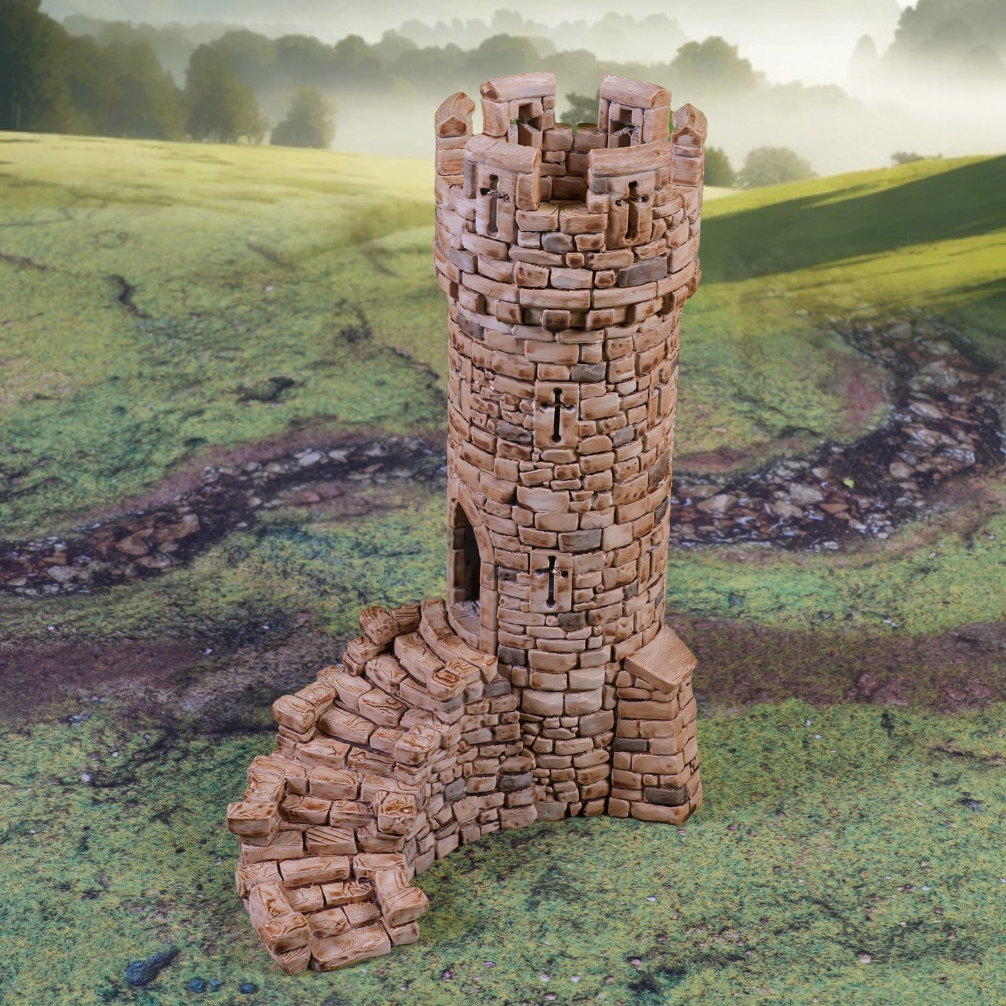 Der kleine runde Turm von Nebelstein Prints verfügt über schmale Fenster und eine Wendeltreppe und steht auf einer Wiese mit Hügeln und Bäumen - ideal für Ihr Kingdoms of Throne and Ash Tabletop Gelände.