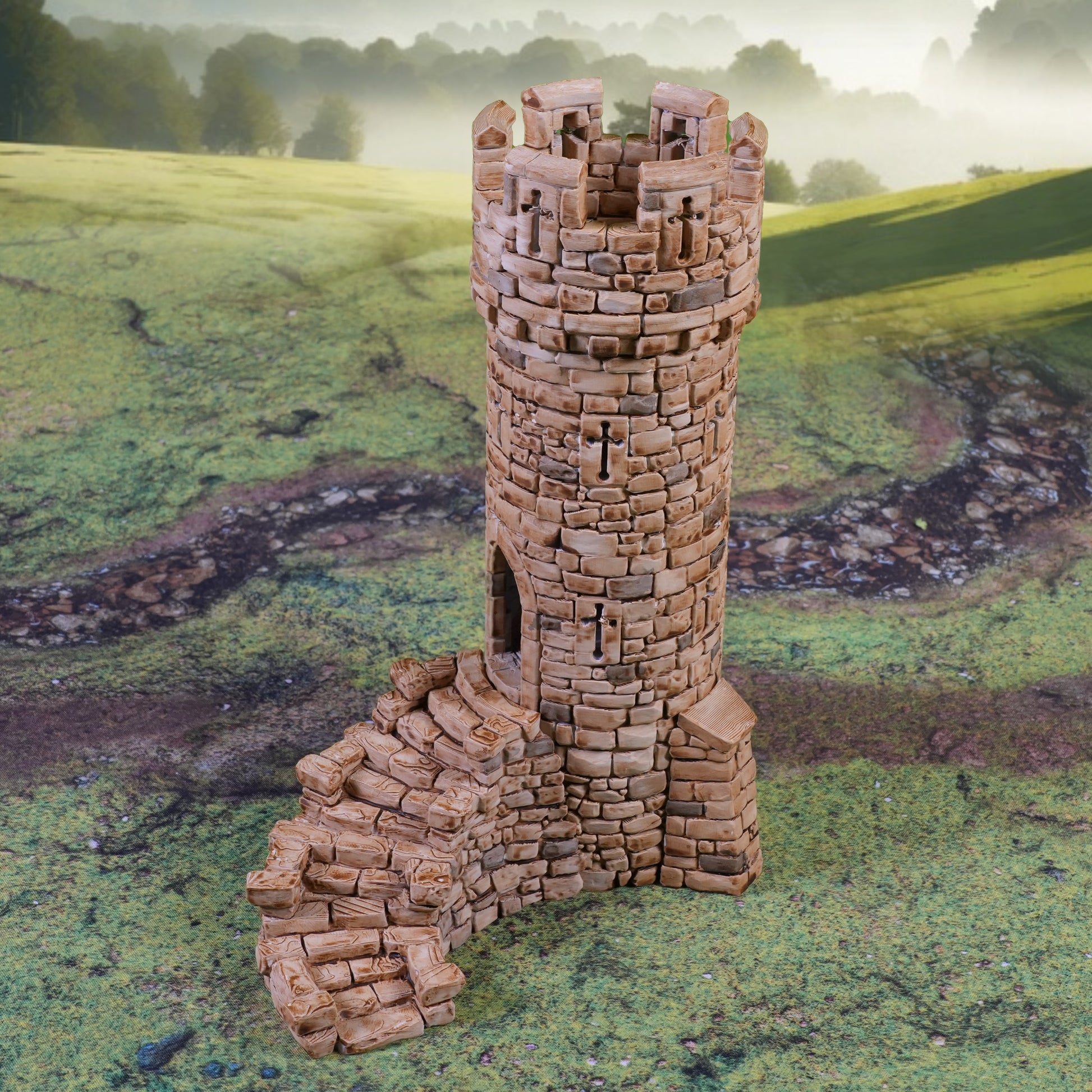 Der kleine runde Turm von Nebelstein Prints verfügt über schmale Fenster und eine Wendeltreppe und steht auf einer Wiese mit Hügeln und Bäumen - ideal für Ihr Kingdoms of Throne and Ash Tabletop Gelände.