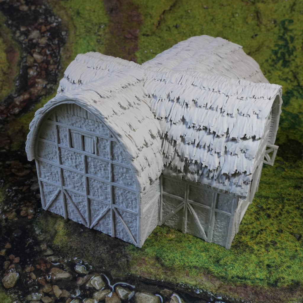 Modell Pferdestall mit strohgedecktem Dach und Fachwerkfassade, zweiteilig, naturfarben.