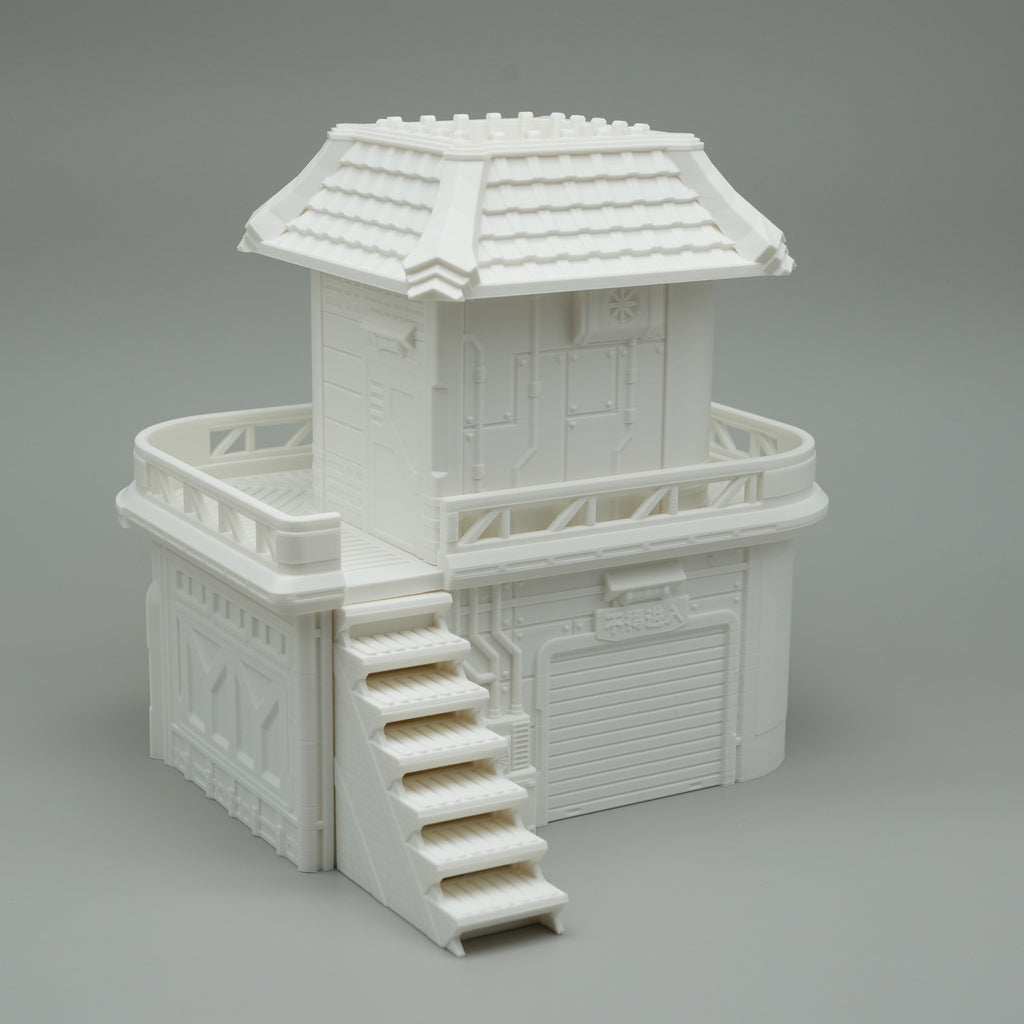 Weißes, mehrstöckiges Modellhaus mit Treppe und Balkon im Edo-Kanto-Stil.