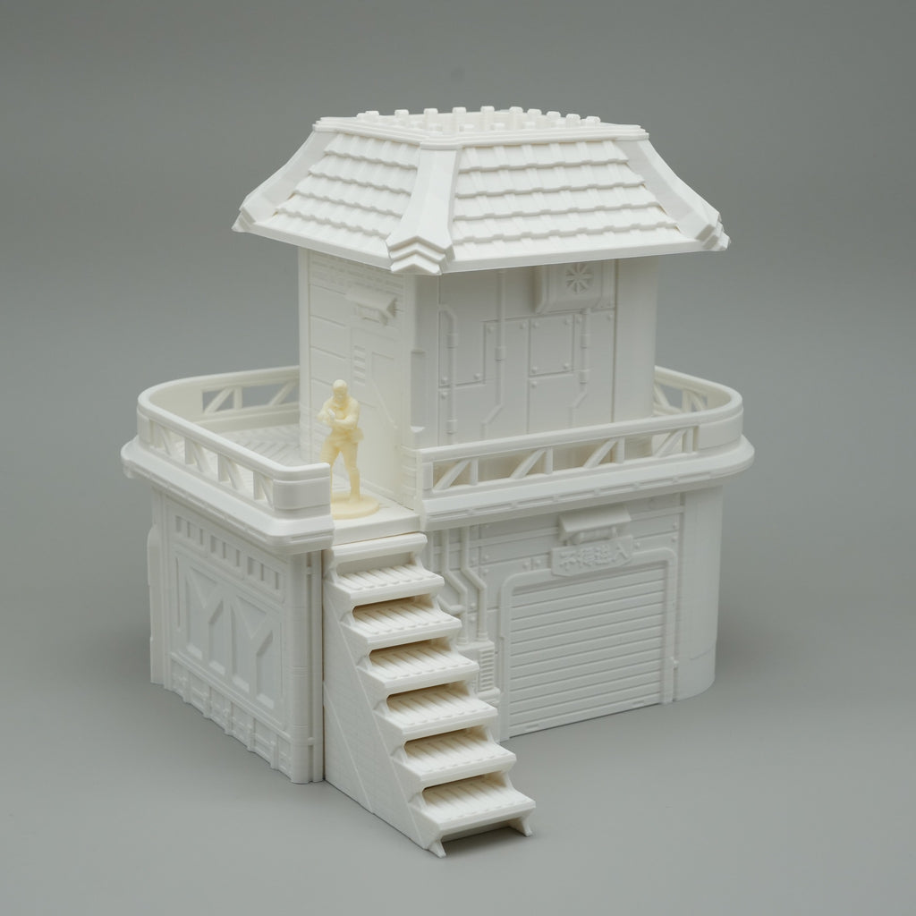 Weißes zweistöckiges Modellhaus im traditionellen japanischen Stil mit Treppe und Balkon.