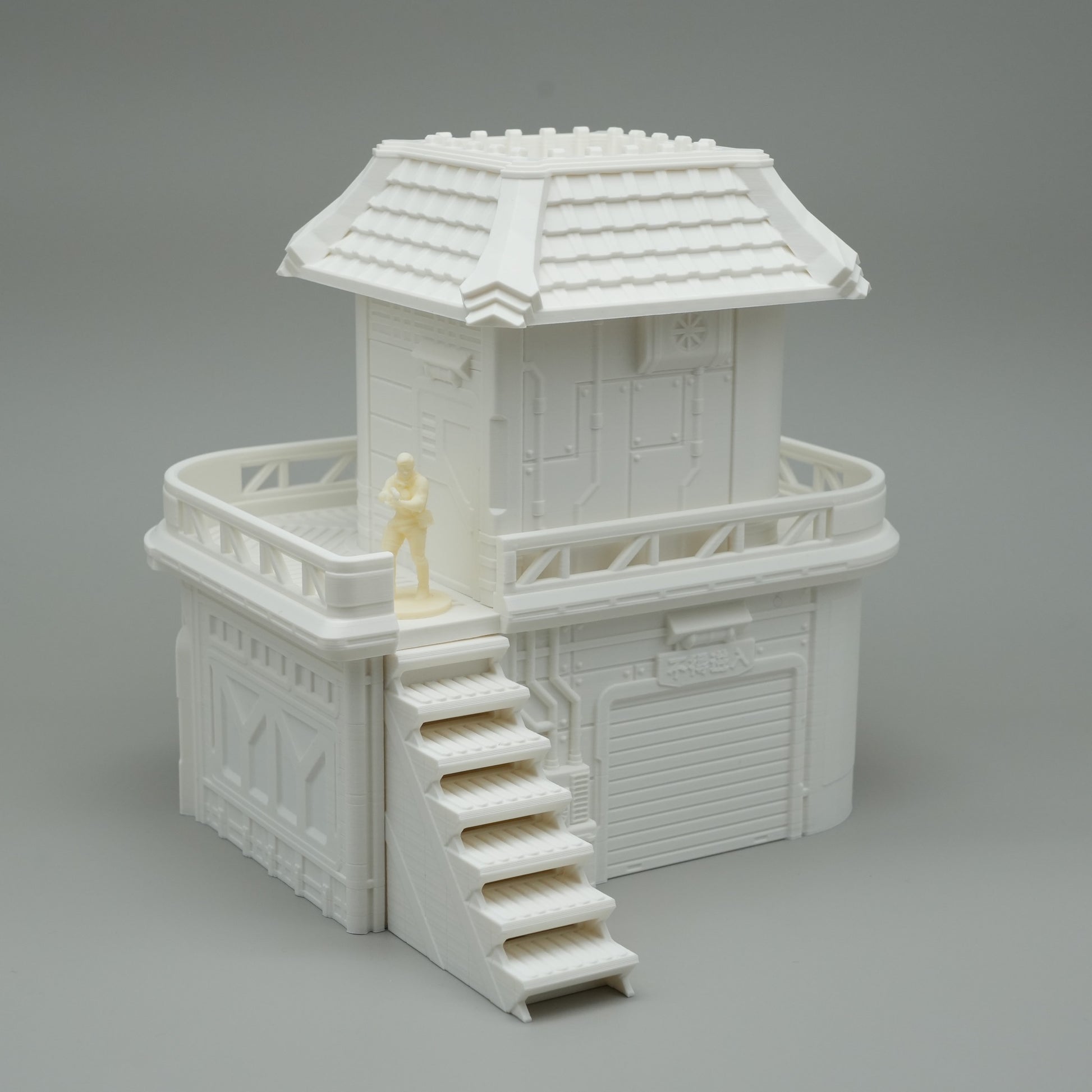 Weißes zweistöckiges Modellhaus im traditionellen japanischen Stil mit Treppe und Balkon.