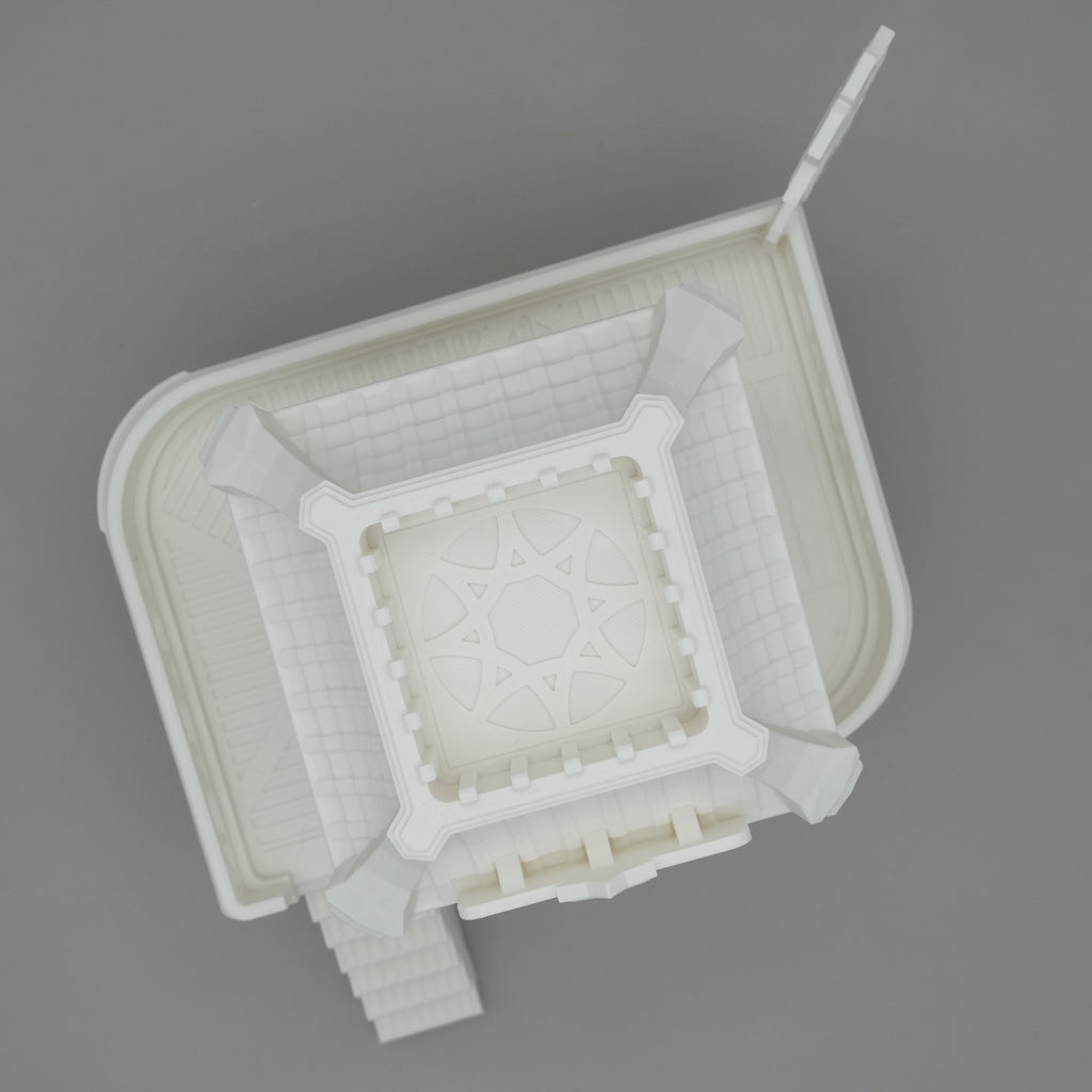 Weißes, modernes Sunoku Market Gebäude im EdoKanto-Stil mit offenem Innenhof und Fensterdetails.