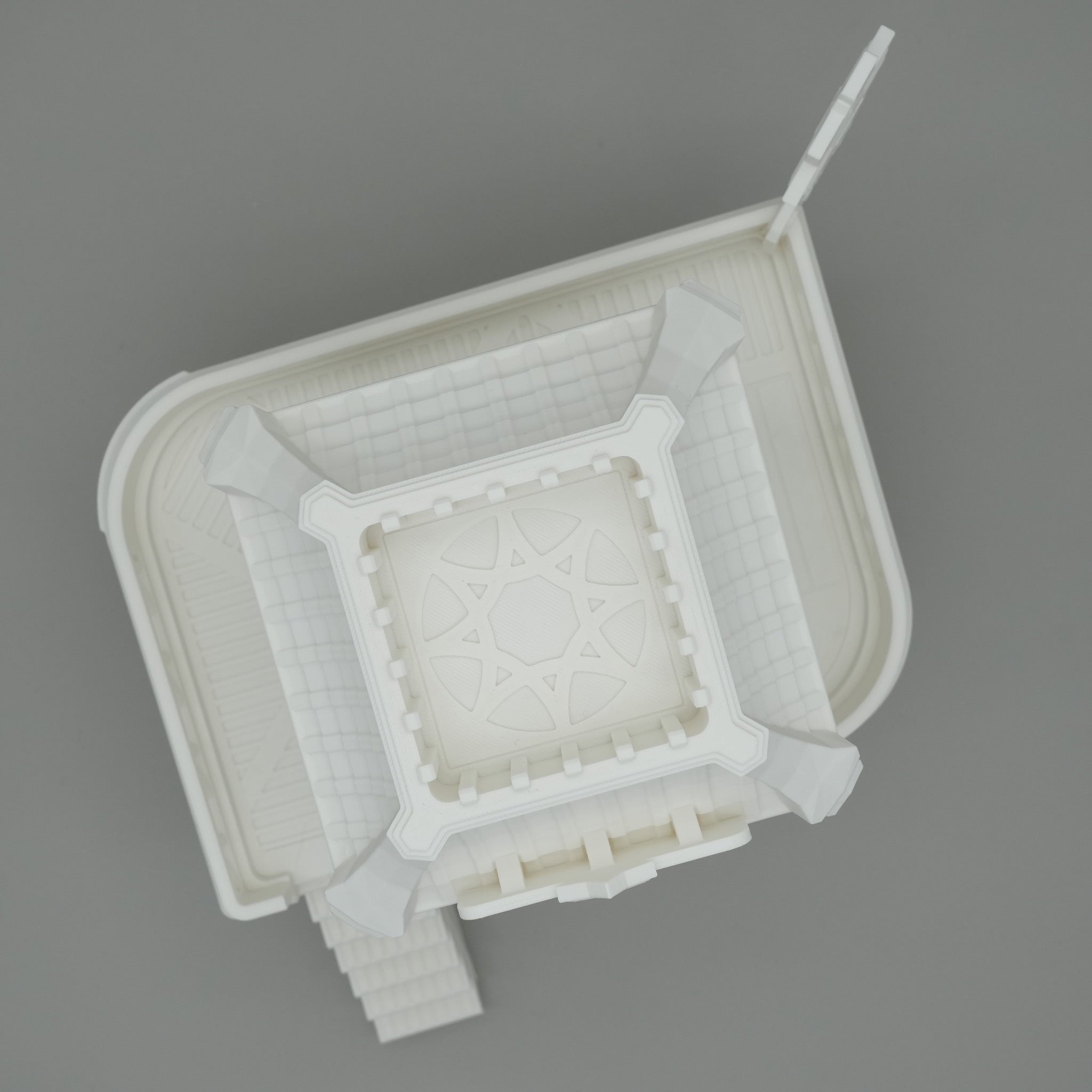 Weißes, modernes Sunoku Market Gebäude im EdoKanto-Stil mit offenem Innenhof und Fensterdetails.