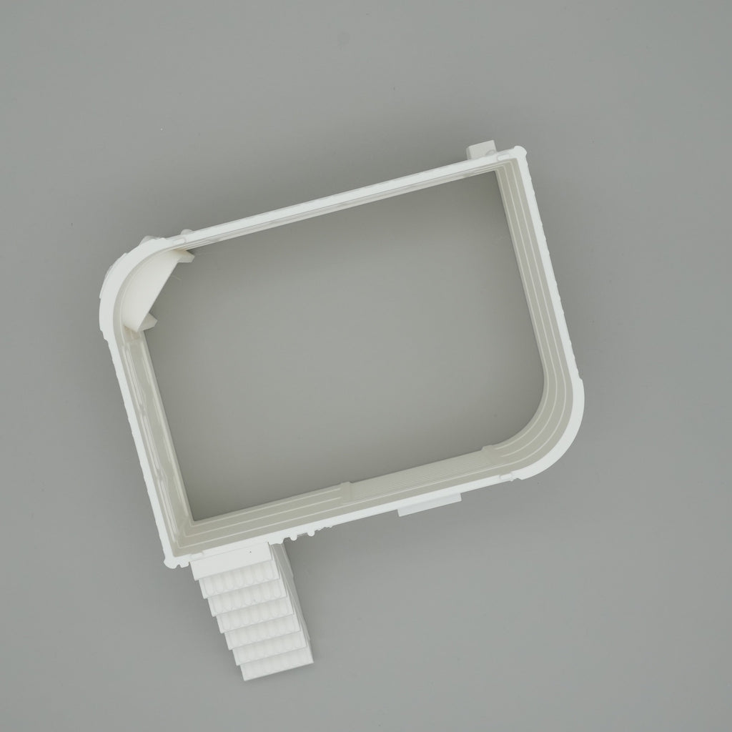 Weißes Miniaturmodell eines rechteckigen Gebäudes mit Treppe und abgerundeten Ecken.